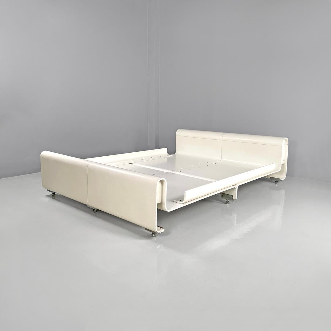 Modern Italian modern double bed Aiace in white wood by Benatti, 1970s For Sale