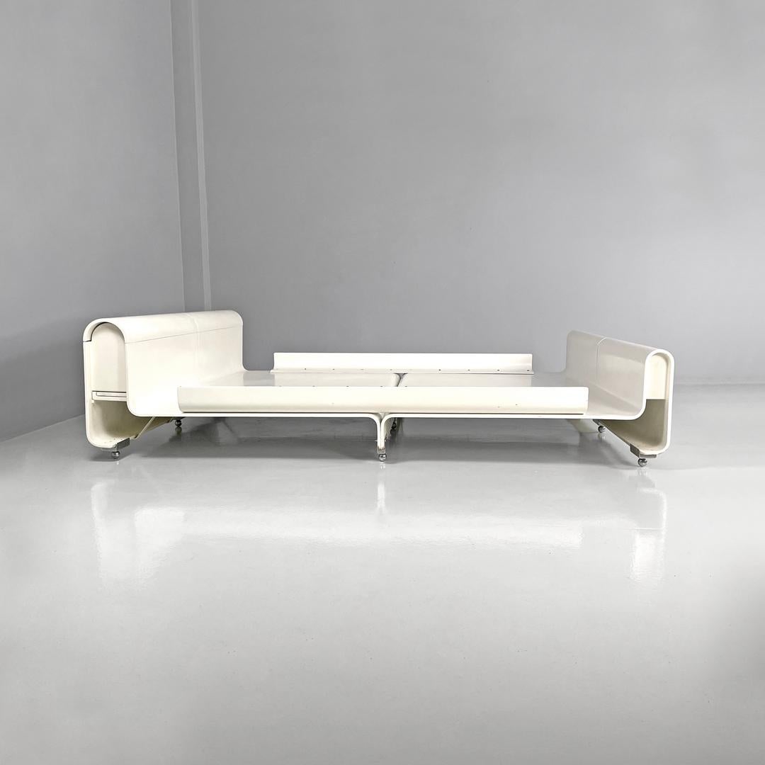 Italian modern double bed Aiace in white wood by Benatti, 1970s In Fair Condition For Sale In MIlano, IT