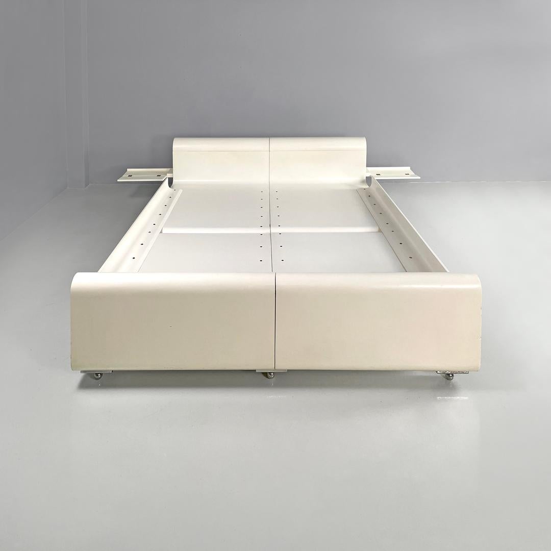 Italian modern double bed Aiace in white wood by Benatti, 1970s For Sale 1