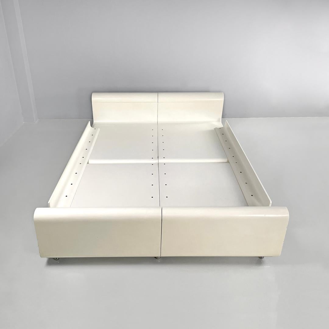Italian modern double bed Aiace in white wood by Benatti, 1970s For Sale 3