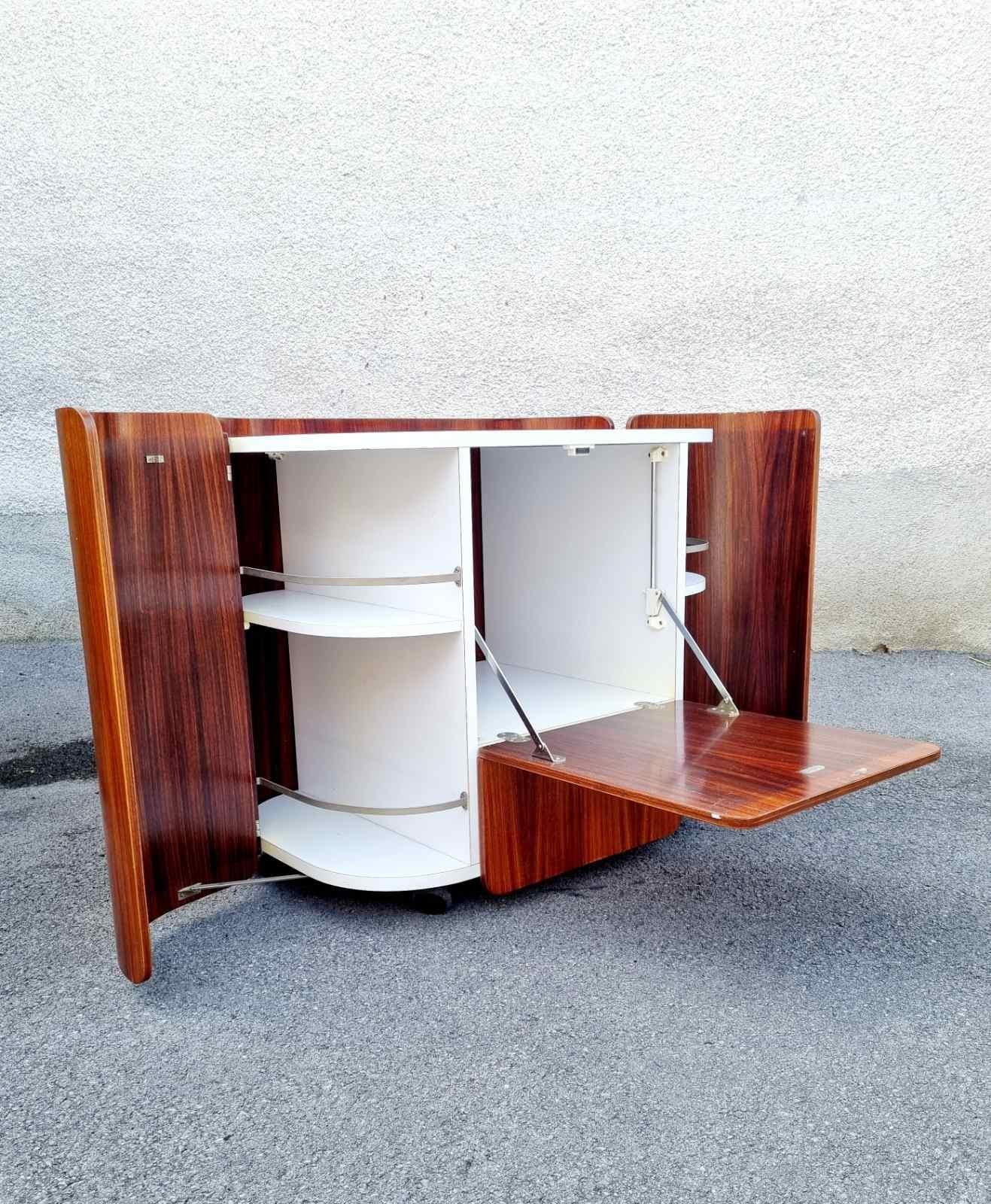 Sehr stilvoller trockener Barwagen, entworfen von Carlo de Carli in den 60er Jahren für Fiarm Scorze Italien
Klassisches italienisches Design