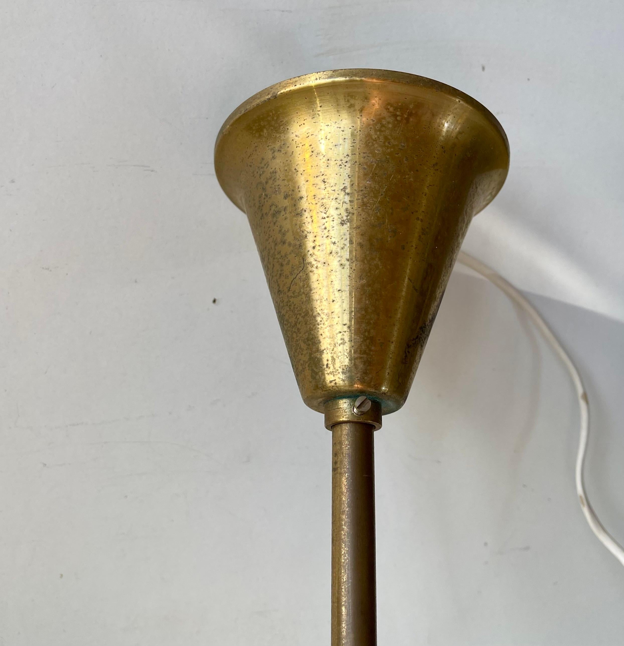 Italian Modern Dual Sphere Ceiling Lamp in Brass & White Glass en venta 3