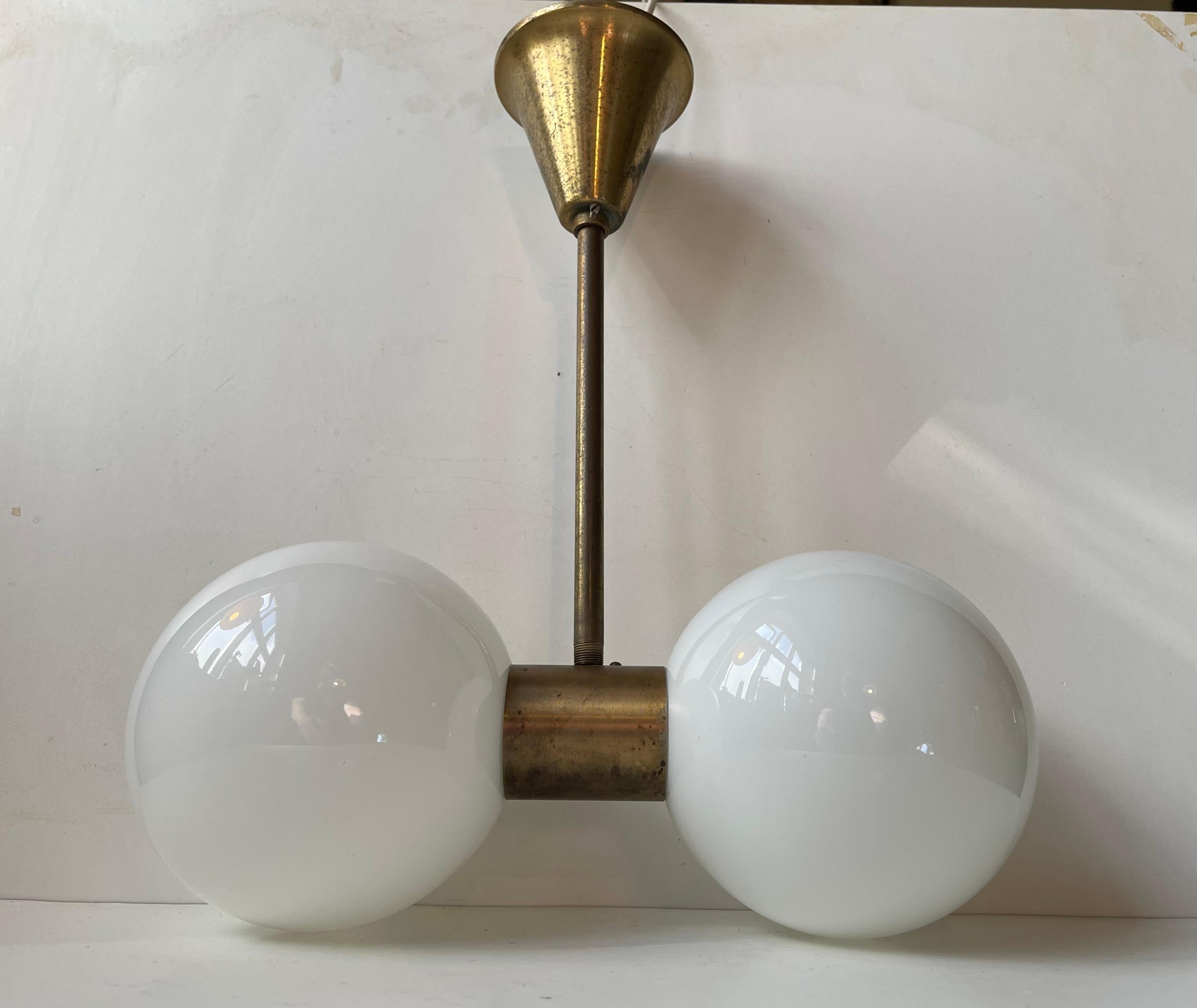 Italian Modern Dual Sphere Ceiling Lamp in Brass & White Glass en venta 4