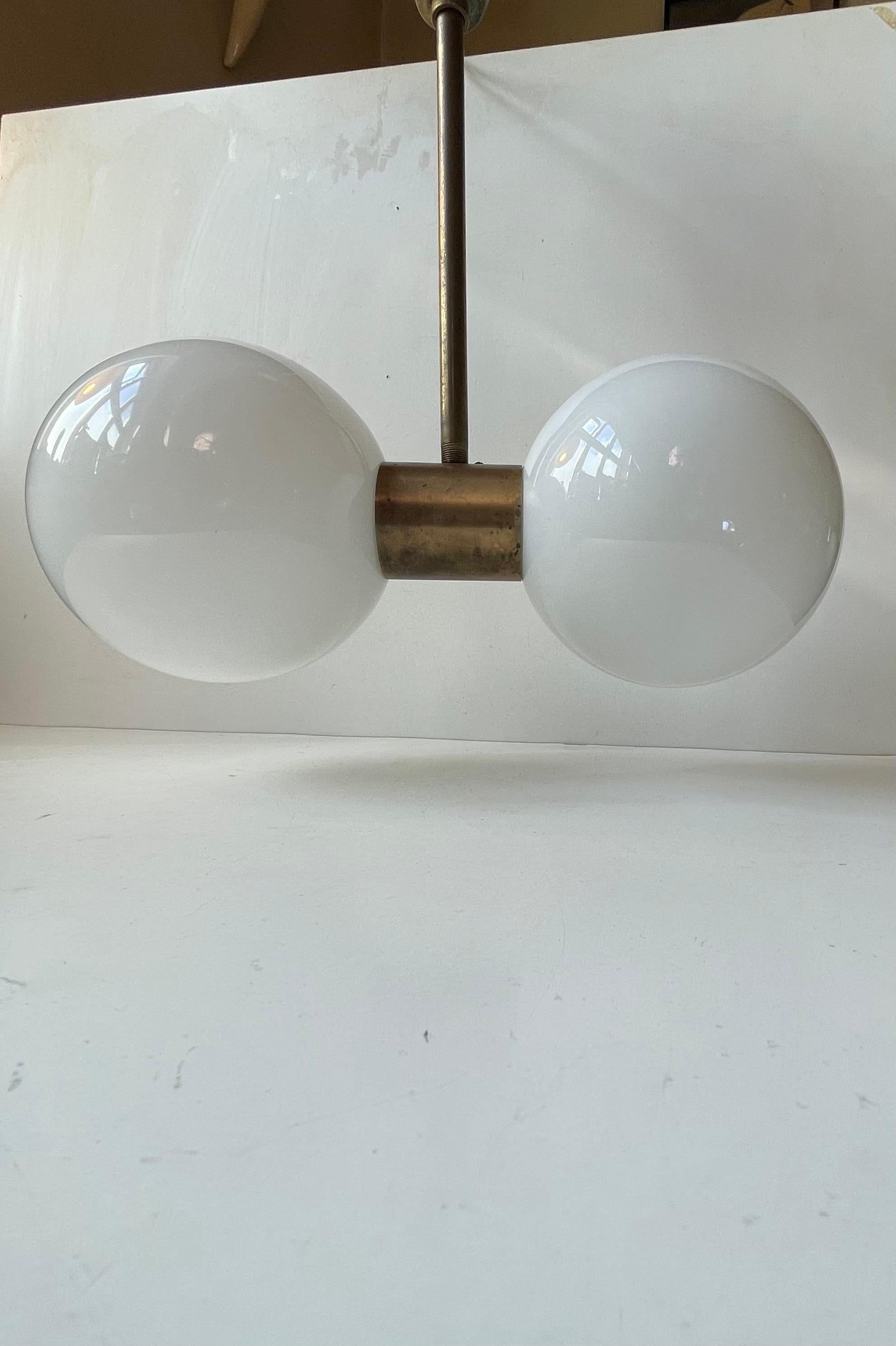 Italian Modern Dual Sphere Ceiling Lamp in Brass & White Glass en venta 5