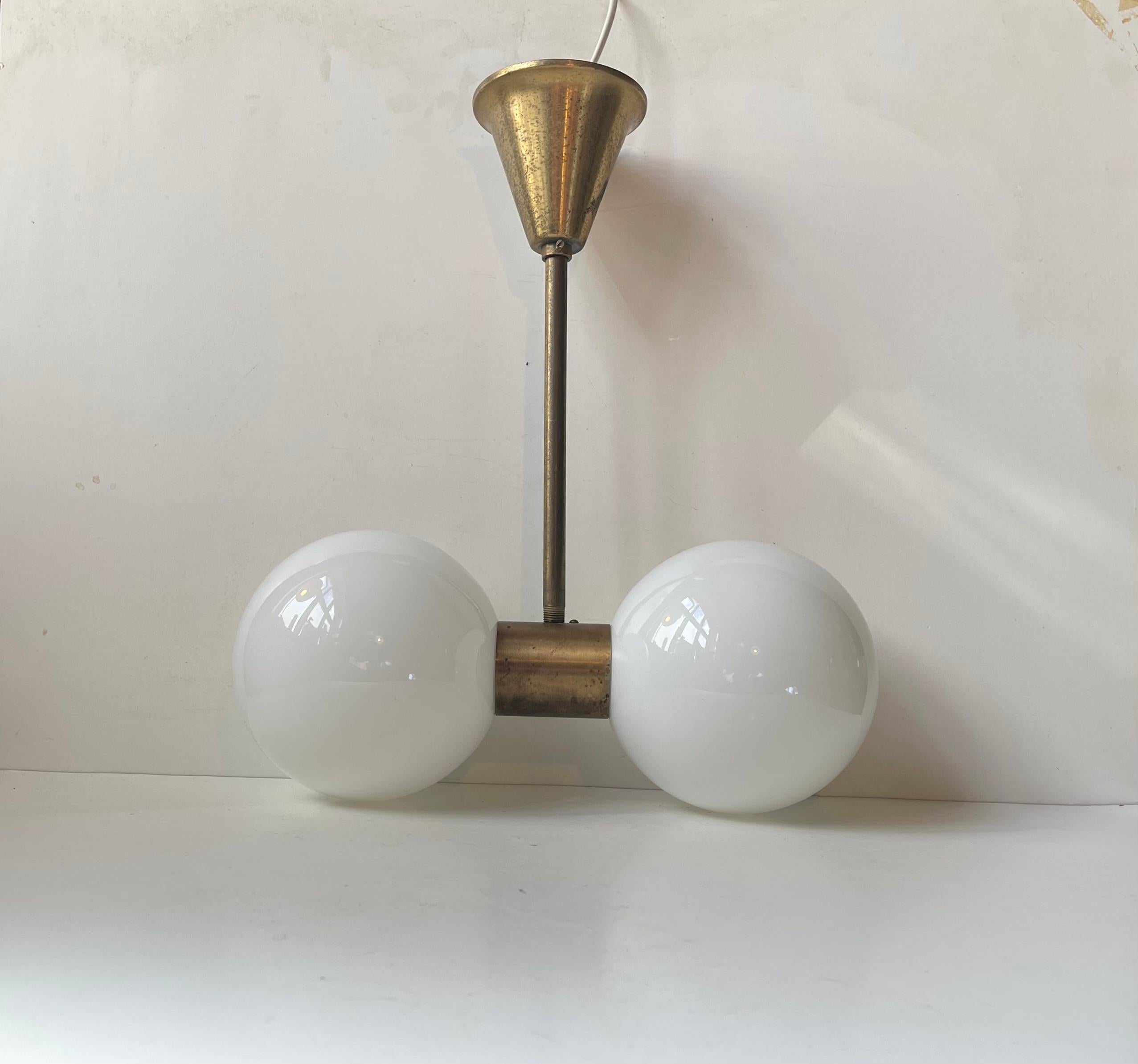 Italian Modern Dual Sphere Ceiling Lamp in Brass & White Glass Moderno de mediados de siglo en venta