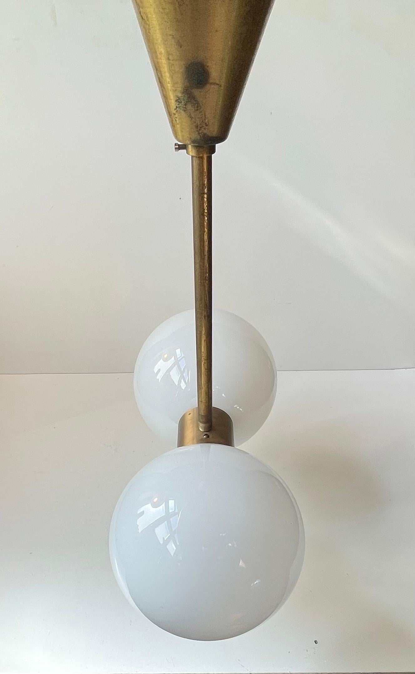 Italian Modern Dual Sphere Ceiling Lamp in Brass & White Glass Italiano en venta
