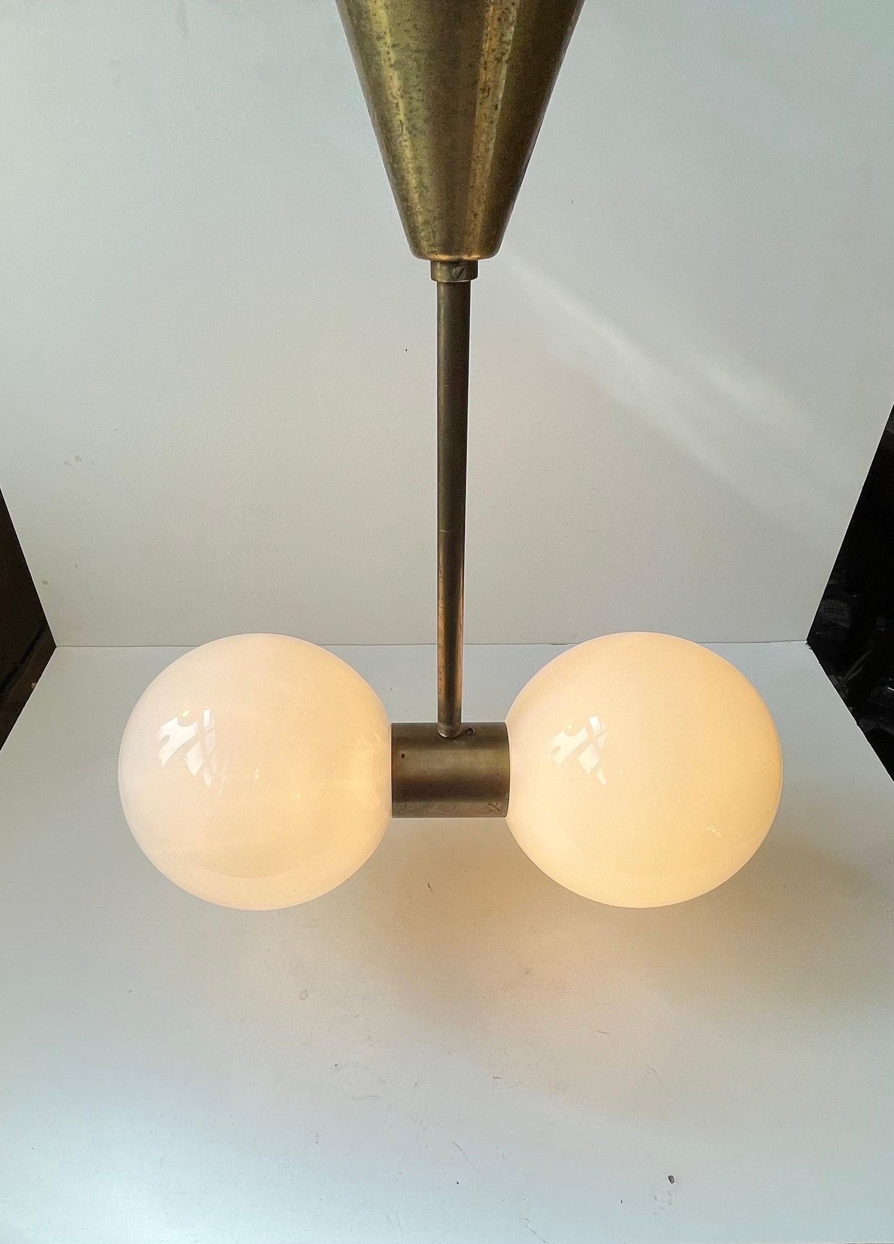 Italian Modern Dual Sphere Ceiling Lamp in Brass & White Glass en Bueno estado para la venta en Esbjerg, DK