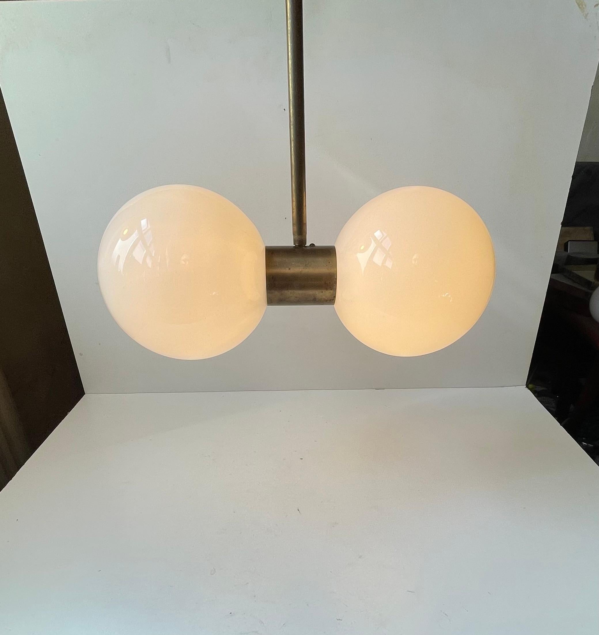 Italian Modern Dual Sphere Ceiling Lamp in Brass & White Glass Latón en venta