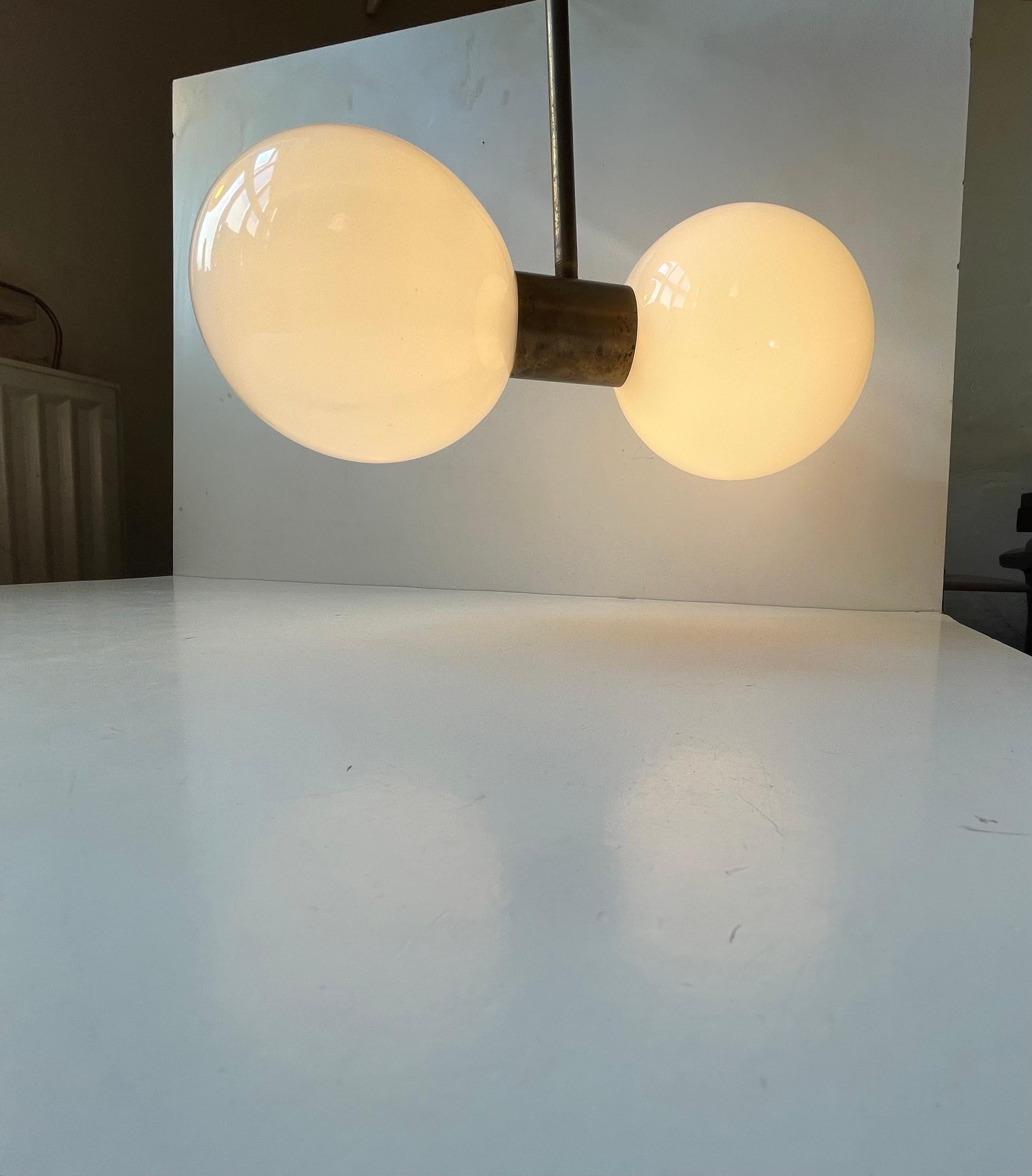 Italian Modern Dual Sphere Ceiling Lamp in Brass & White Glass en venta 1