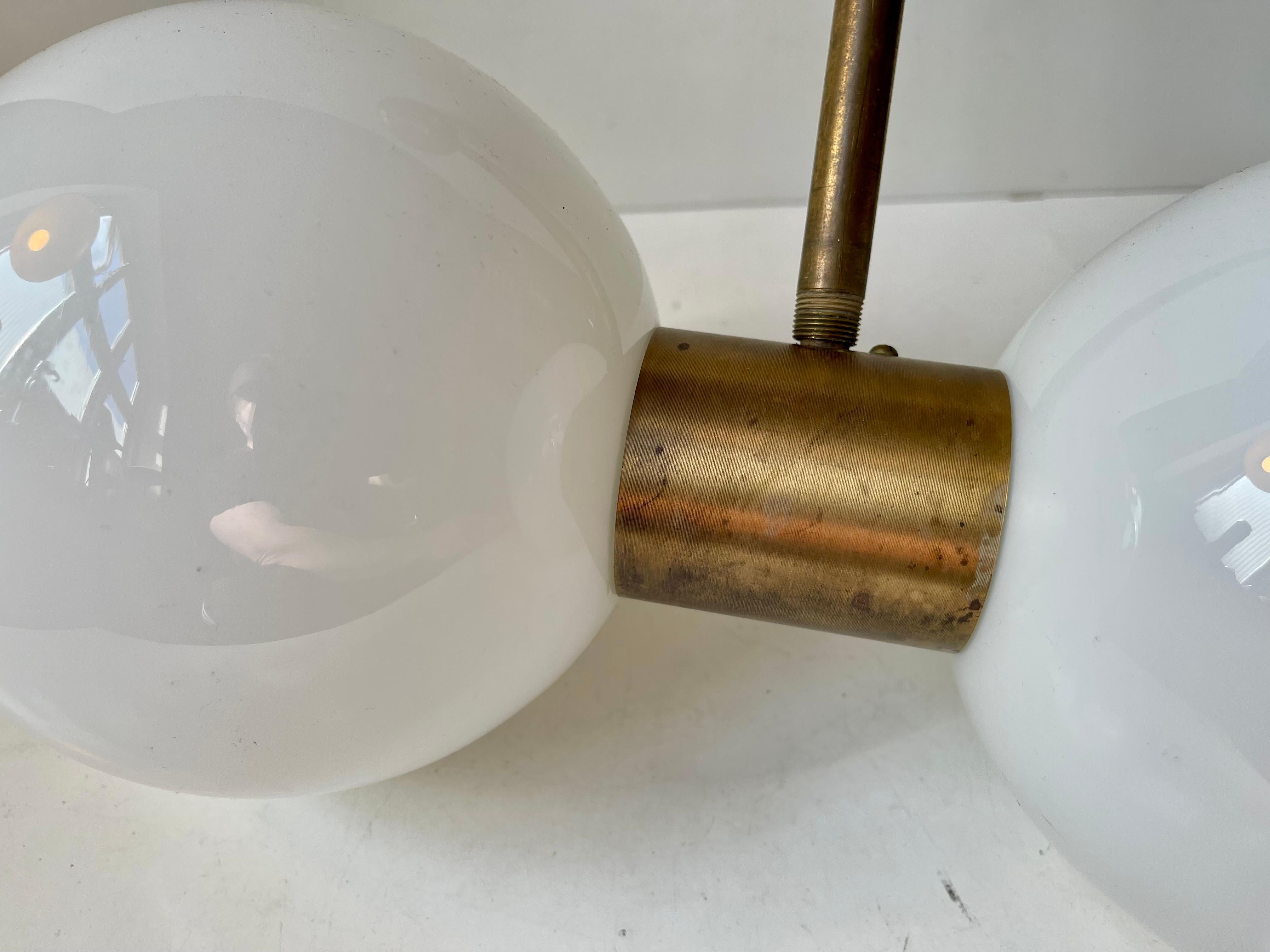 Italian Modern Dual Sphere Ceiling Lamp in Brass & White Glass en venta 2