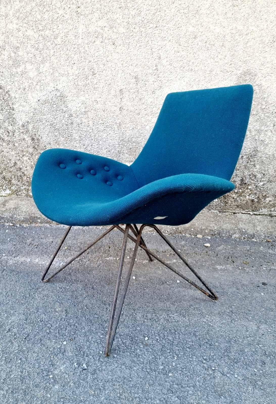 Rare fauteuil vert bleu fabriqué en Italie à la fin des années 60. La conception de ce fauteuil est attribuée au designer italien Augusto  Bozzi.
Il a un nouveau tissu (vert, mais il semble bleu sur les photos) et des pieds en métal noir.

Le Easy