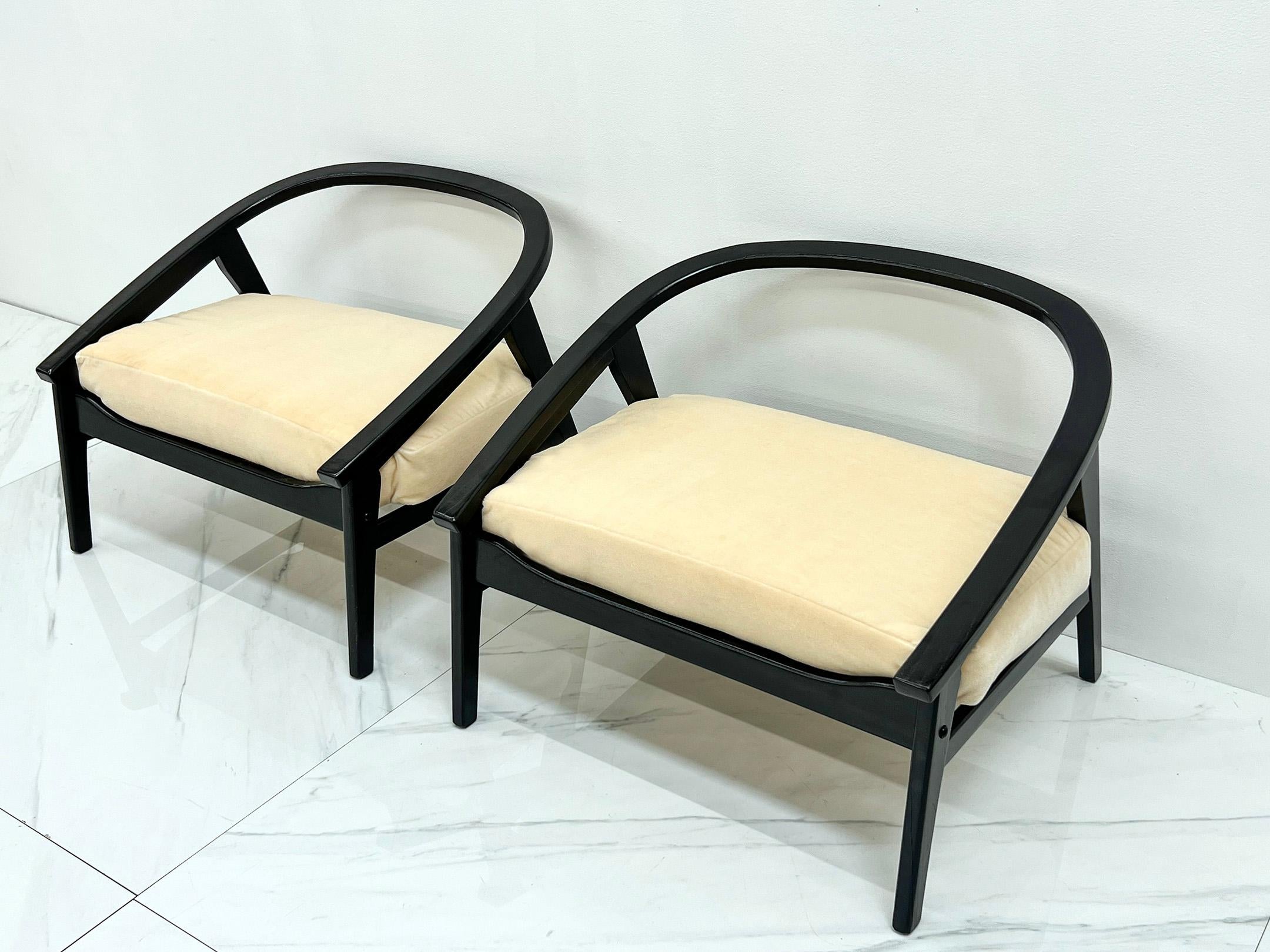 Italian Modern Ebonized Horseshoe Lounge Chairs in Buttercream Mohair, 1970s In Good Condition In Culver City, CA