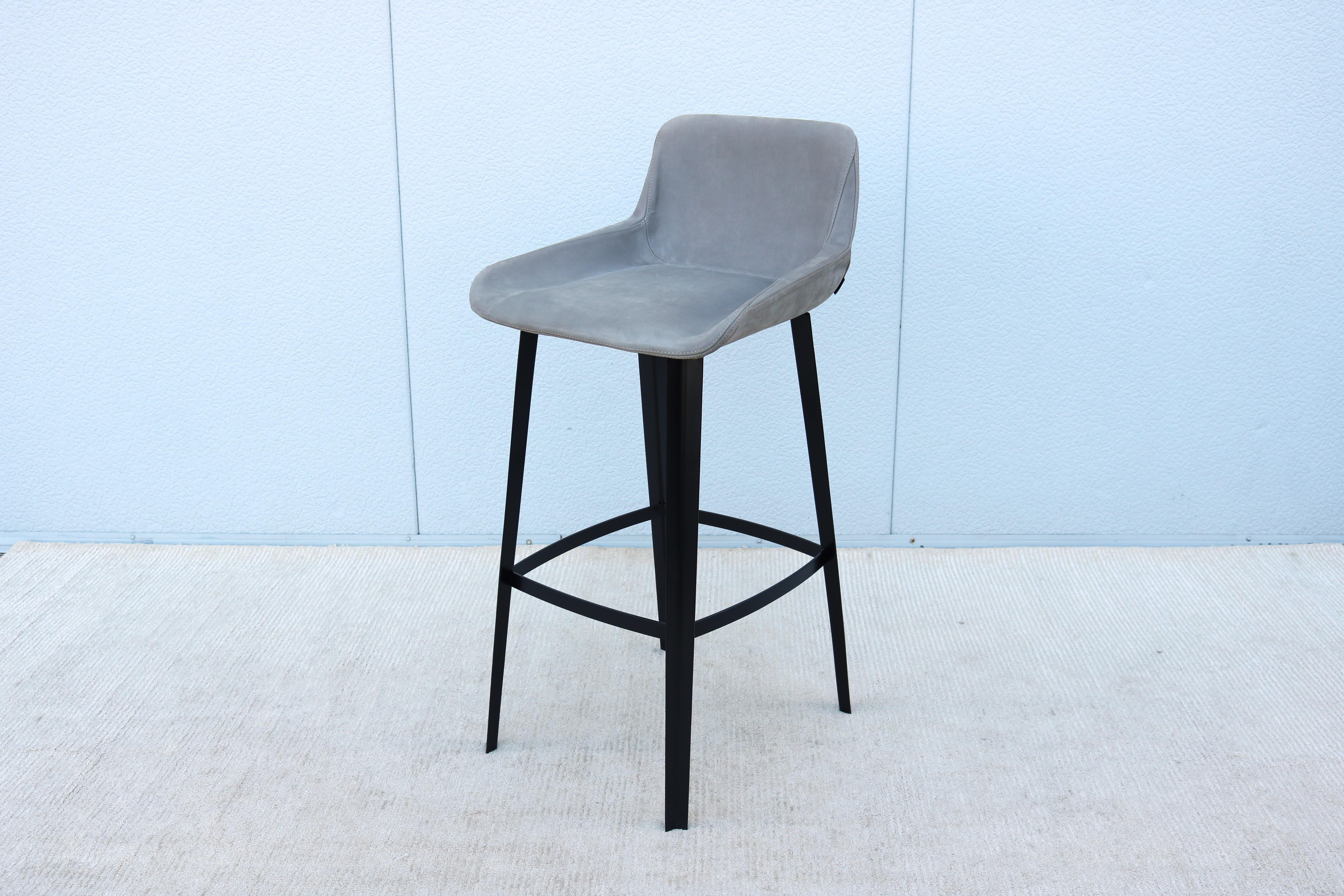 Fabulous Panis barstool designed by Emanuel Gargano and Anton Cristell and handcrafted in Italy by Amura.
The swift and essential lines shape the entire Panis barstool, creating visual interest and stability.
Features tapered metal legs with a