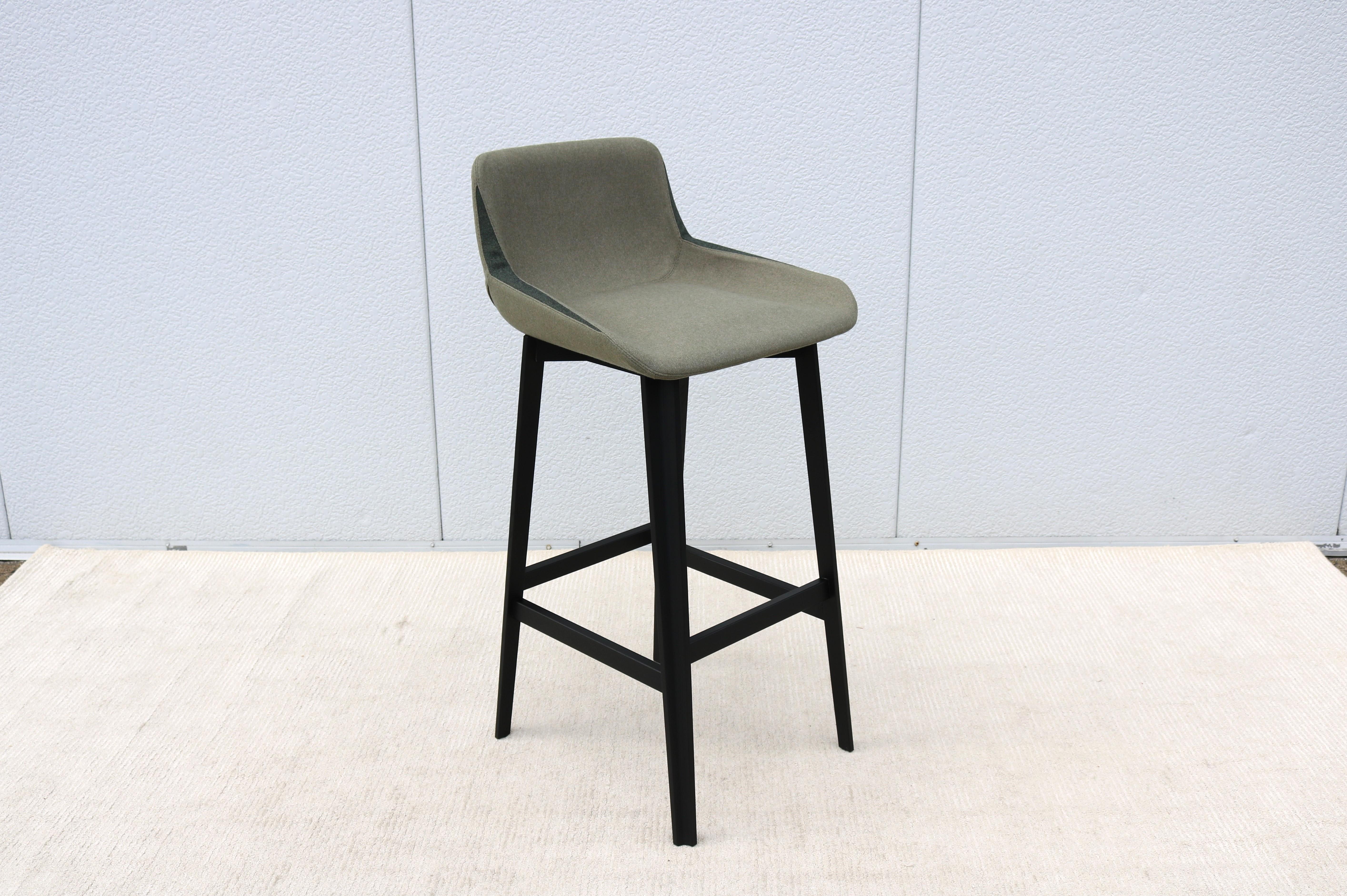 Fabuleux tabouret de bar Panis conçu par Emanuel Gargano et Anton Cristell et fabriqué à la main en Italie par Amura.
Les lignes rapides et essentielles façonnent l'ensemble du tabouret Panis, créant ainsi un intérêt visuel et une stabilité.
Doté de