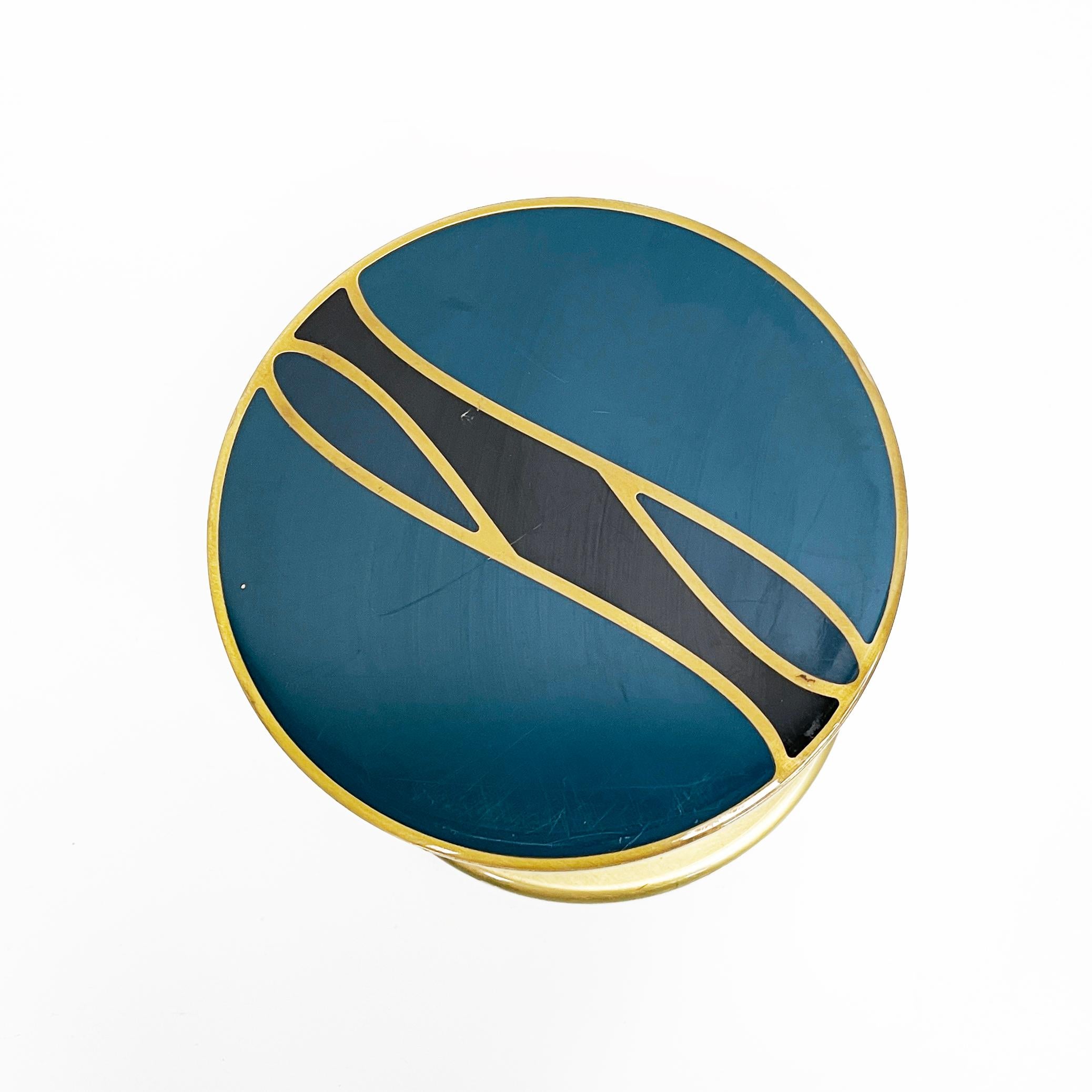 Maniglie moderne italiane in alluminio smaltato di Goffredo Reggiani, anni '70
Manico rotondo in alluminio anodizzato e smaltato. Sui lati c'è una decorazione in blu, oro e nero.
Progettato da Goffredo Reggiani negli anni '70 per la sua azienda