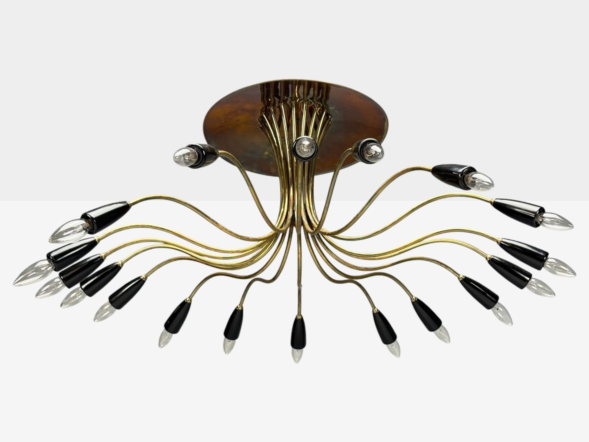 Mid-Century Modern Lustre moderne italien en métal émaillé et laiton, Italie, années 1960 en vente