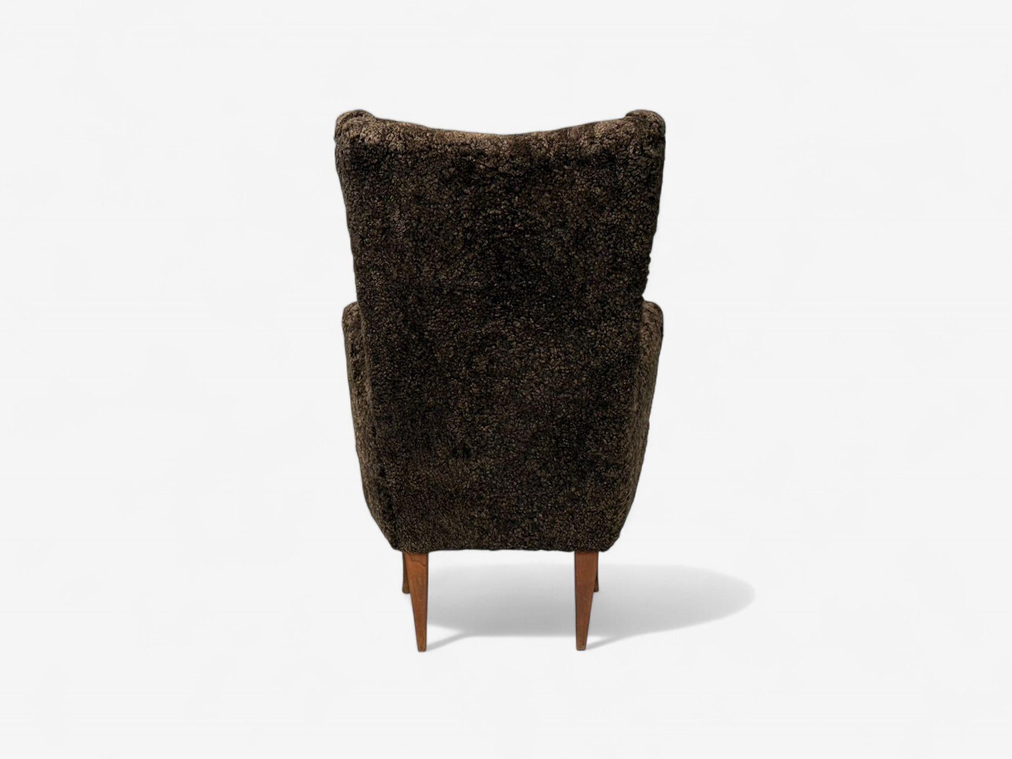 Italienische Moderne, Espresso Shearling, Nussbaum, Organic Lounge Chairs, Italien, 1950er Jahre im Angebot 6