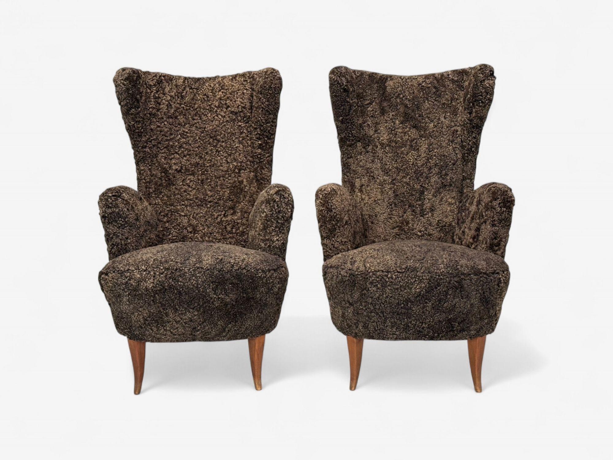 Italienische Moderne, Espresso Shearling, Nussbaum, Organic Lounge Chairs, Italien, 1950er Jahre (Moderne der Mitte des Jahrhunderts) im Angebot