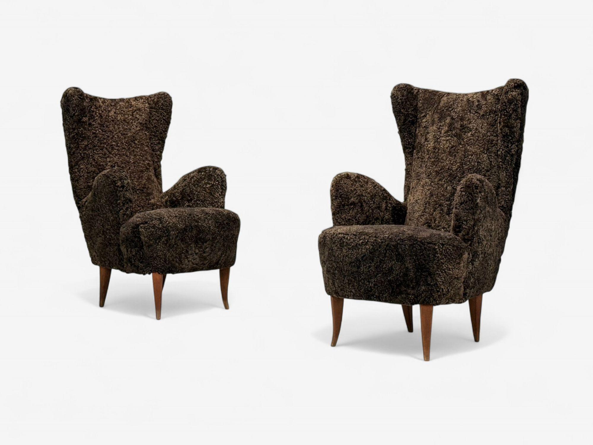 Italienische Moderne, Espresso Shearling, Nussbaum, Organic Lounge Chairs, Italien, 1950er Jahre im Zustand „Gut“ im Angebot in Manhasset, NY