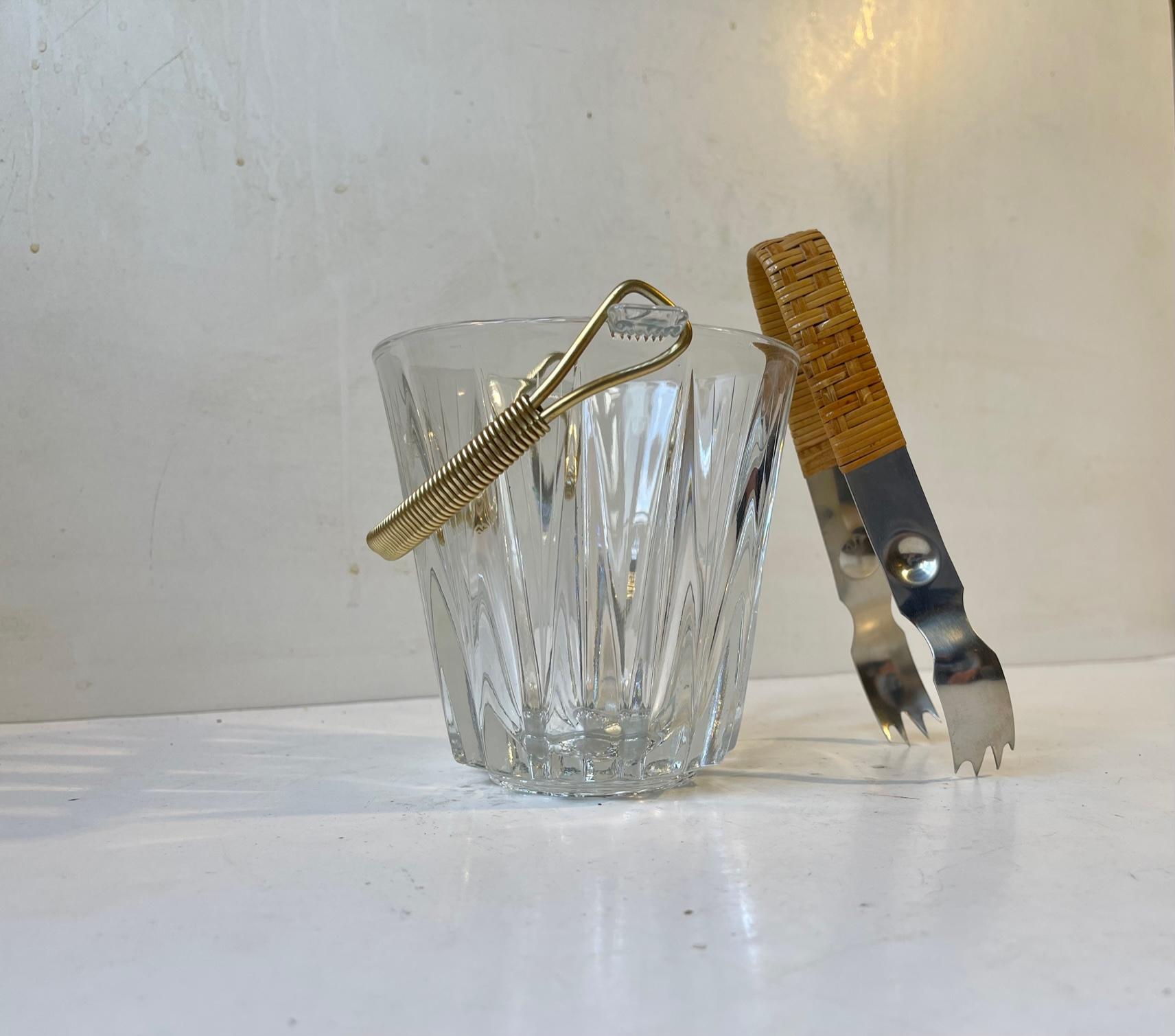 Mid-Century Modern Seau à glace en cristal gravé de style italien moderne avec pince en rotin en vente