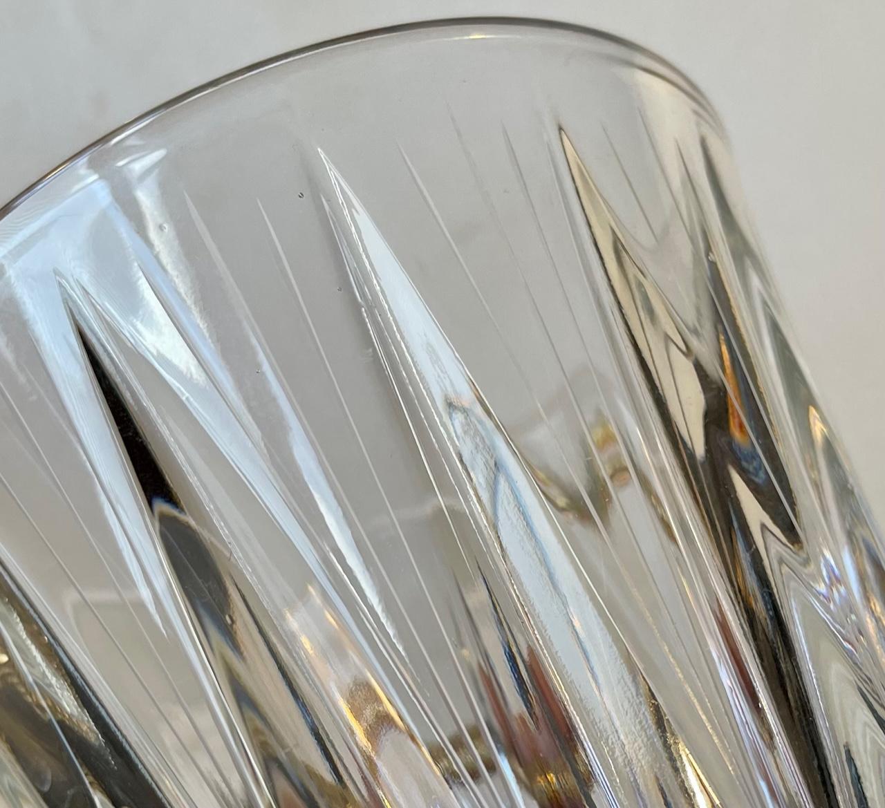 Milieu du XXe siècle Seau à glace en cristal gravé de style italien moderne avec pince en rotin en vente