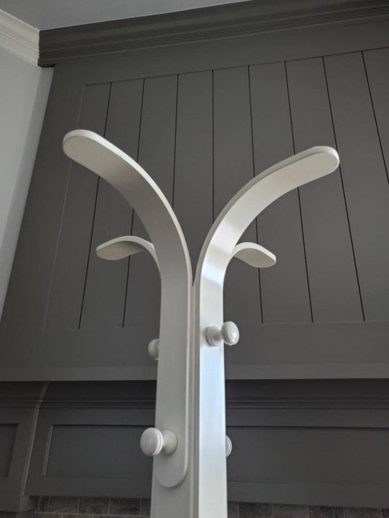 Italian Mid-Century Modern Ettore Sottsass White Bentwood Coat Rack Stand In Good Condition For Sale In Forney, TX