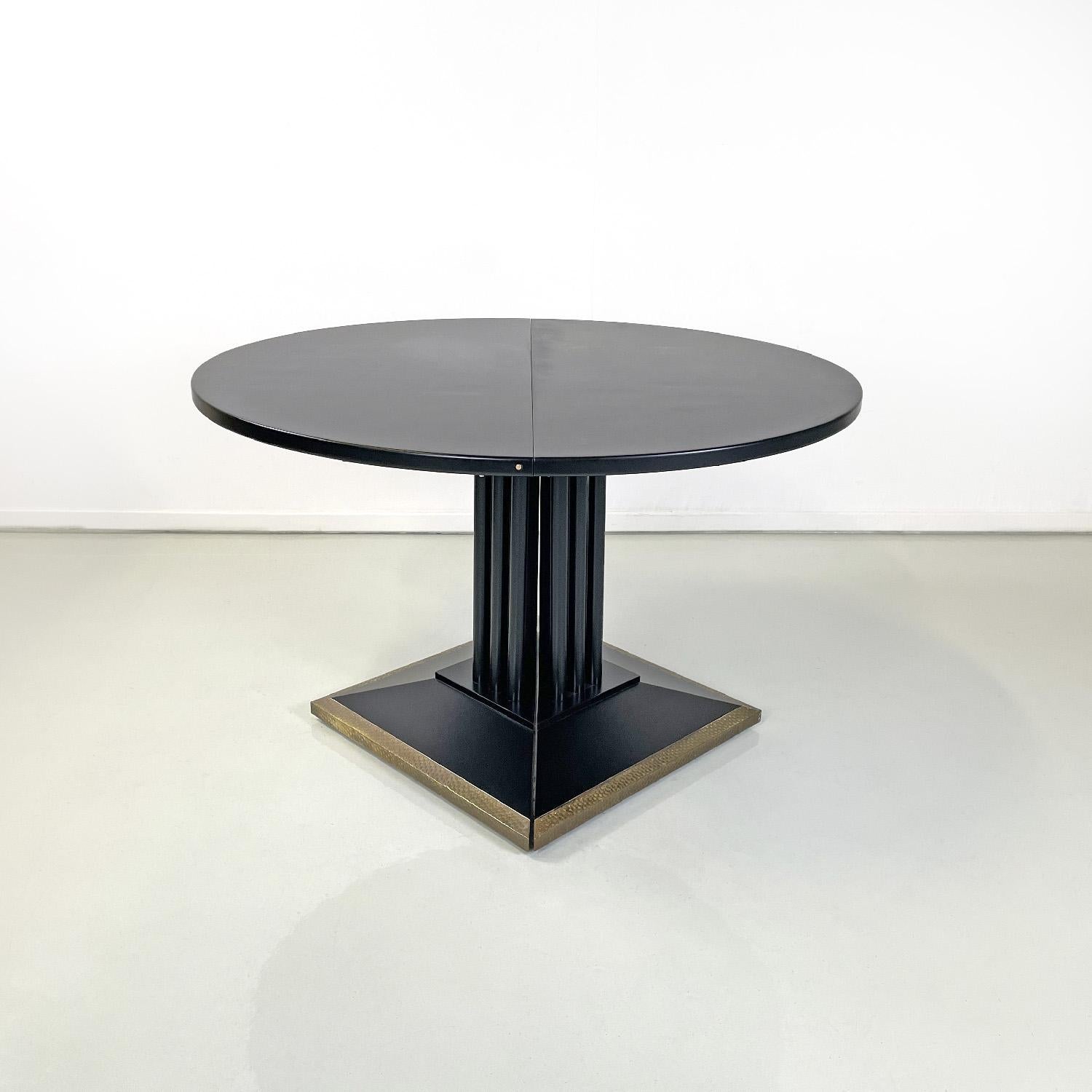 Table de salle à manger italienne moderne extensible noire et dorée par Thonet, années 1990
Table de salle à manger ronde à rallonge en bois laqué noir avec finition mate. Cette table peut être ouverte et il est possible d'y ajouter jusqu'à deux