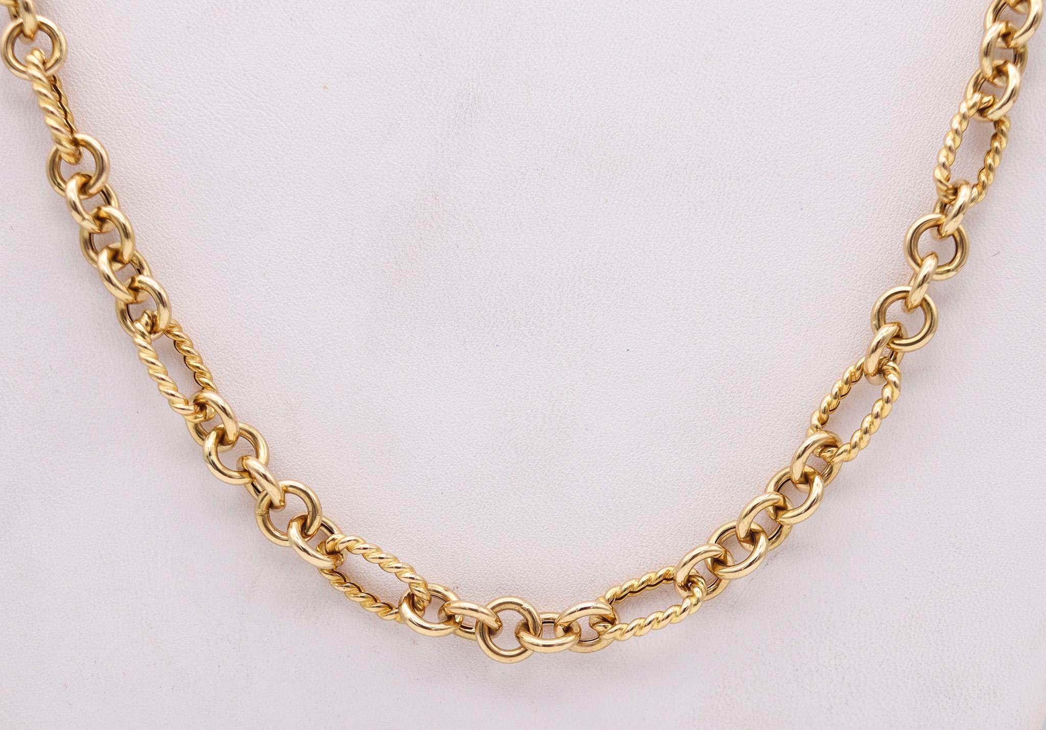 Long fancy-links chain made in Italy.

A beautiful long chain of twenty-four inches, created in Vicenza Italy. This modern chain has been crafted with twisted and circulars links made up in yellow gold of 14 karats with polished and textured