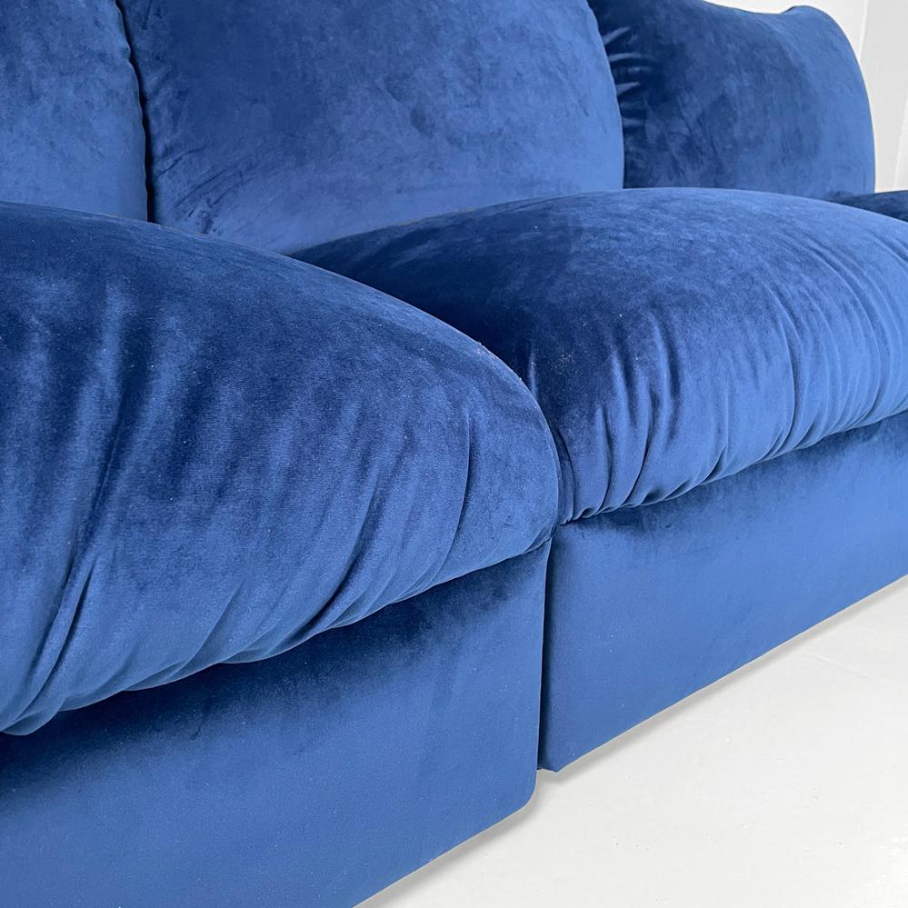 Italian modern five modules sofa in blue velvet, 1980s For Sale 6