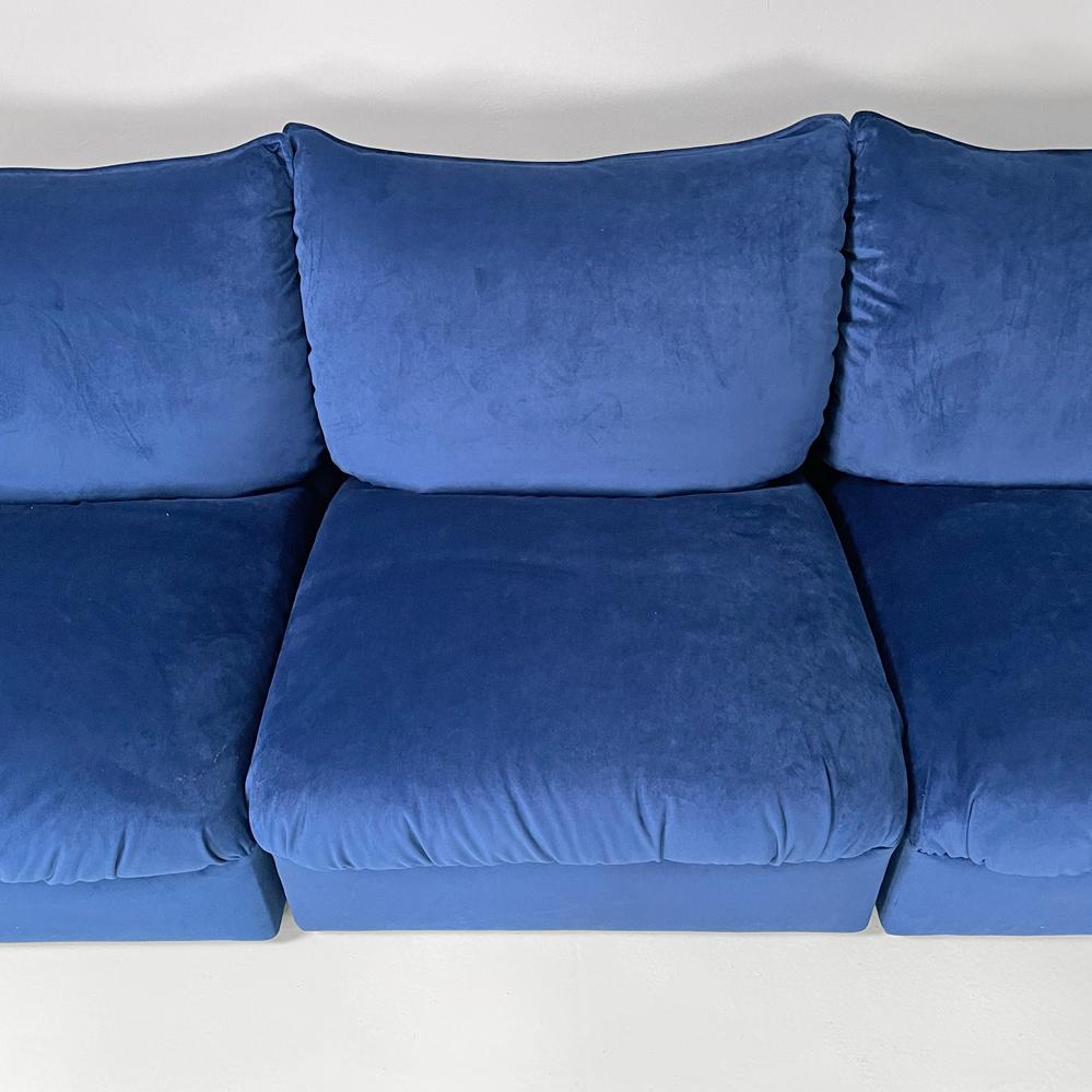 Italian modern five modules sofa in blue velvet, 1980s For Sale 7