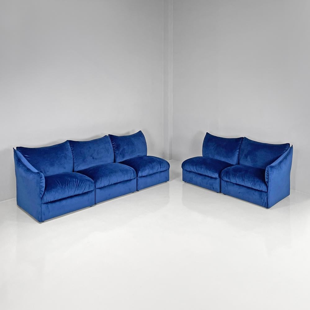 Italian modern five modules sofa in blue velvet, 1980s
Modular sofa in blue velvet composed of five modules. The modules are three central twins and two with armrests. The seats and backrest have soft and rounded shapes. The feet are made of black