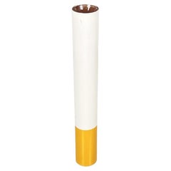 Cendrier sur pied moderne italien en forme de cigarette en plastique brun et blanc, années 1980
