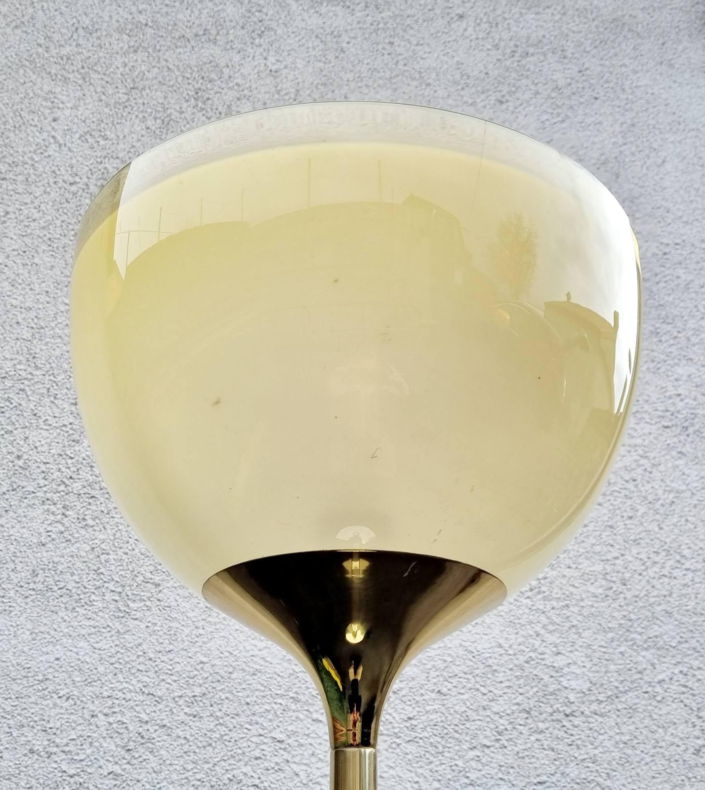Lámpara de pie moderna italiana Diseñada por Franco Bresciani para Guzzini, Italia Años 70 Moderno de mediados de siglo en venta