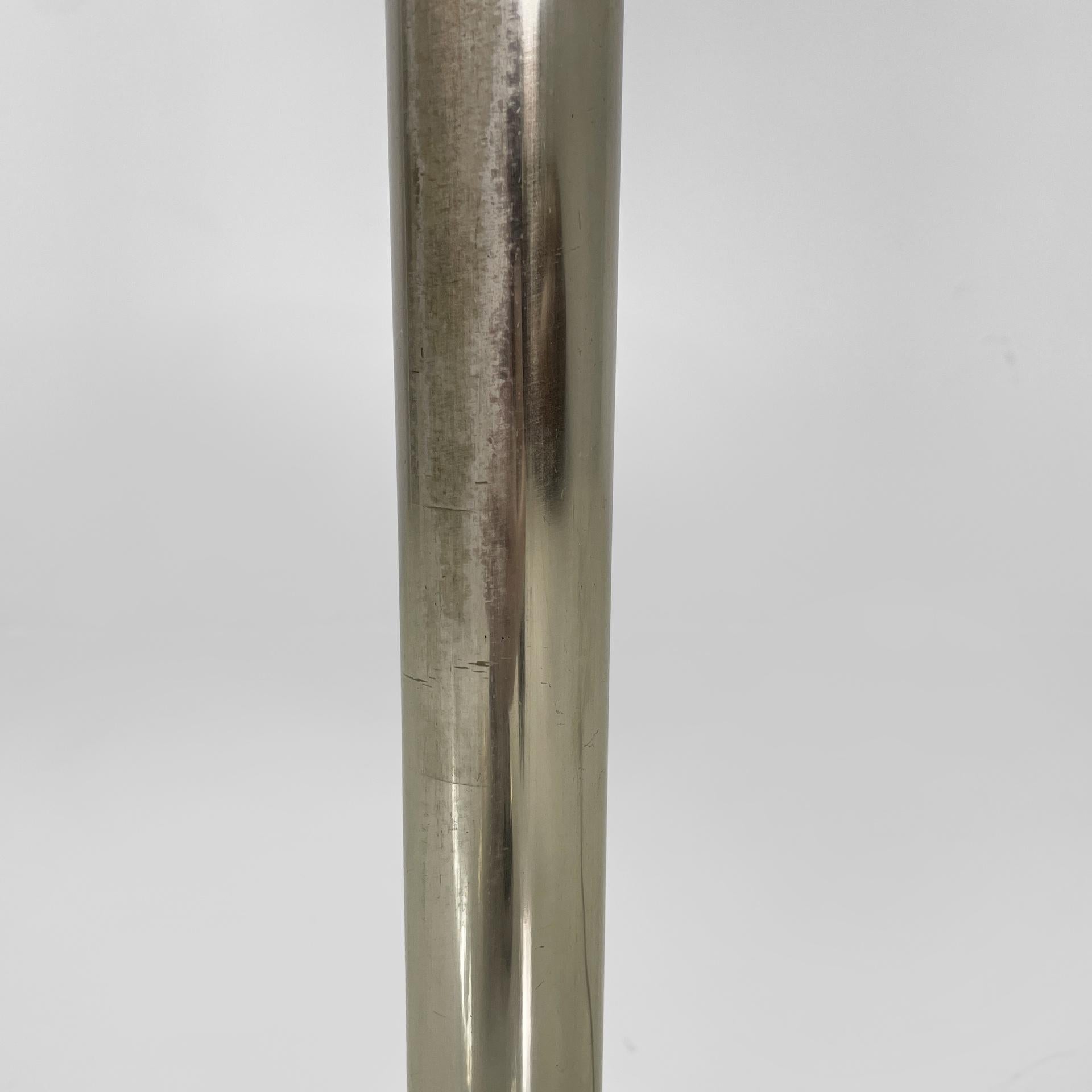 Lampadaire moderne italien en métal bruni et plexiglas blanc, années 1970. en vente 4
