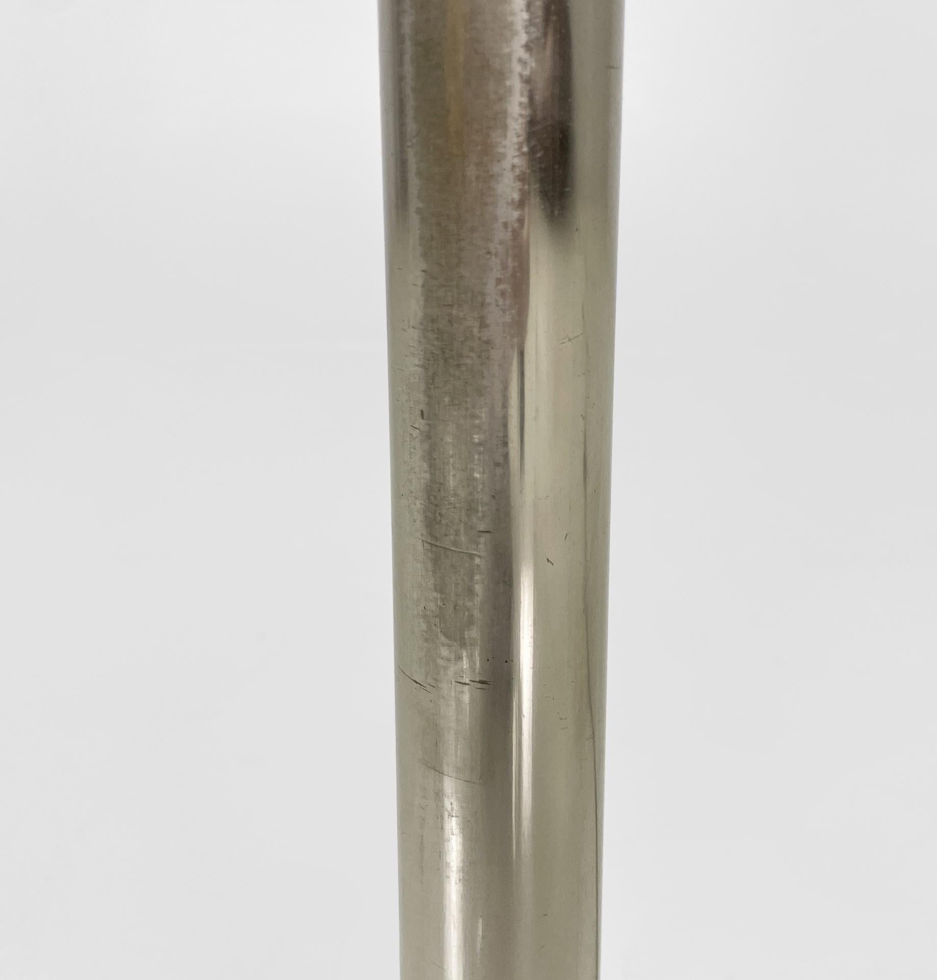 Lampadaire moderne italien en métal bruni et plexiglas blanc, années 1970. en vente 5