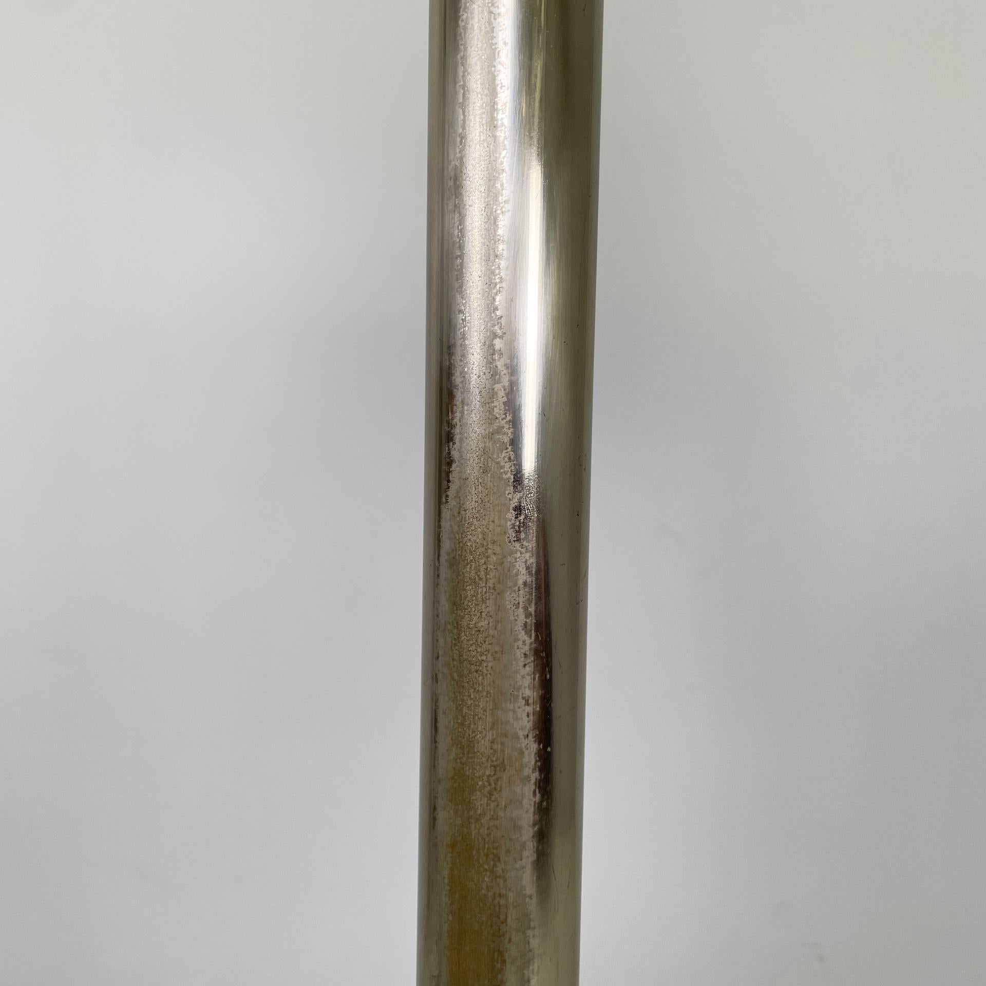 Lampadaire moderne italien en métal bruni et plexiglas blanc, années 1970. en vente 6