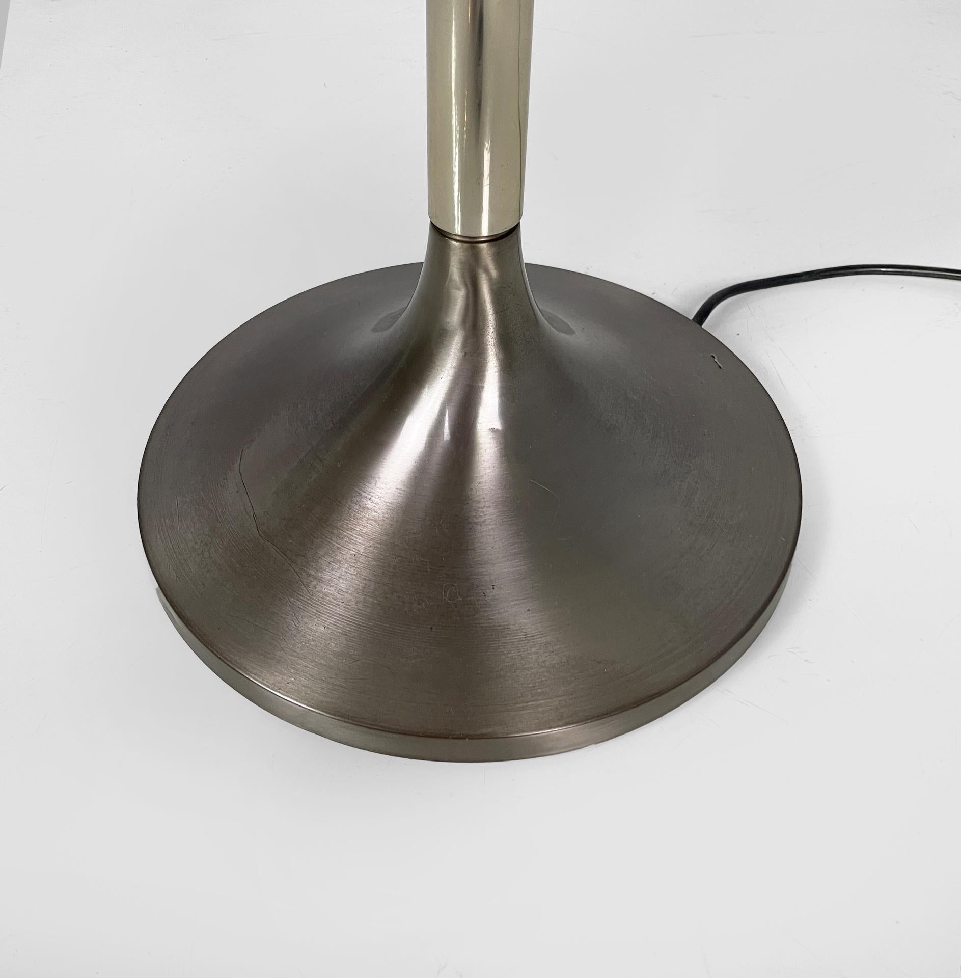 Lampadaire moderne italien en métal bruni et plexiglas blanc, années 1970. en vente 7
