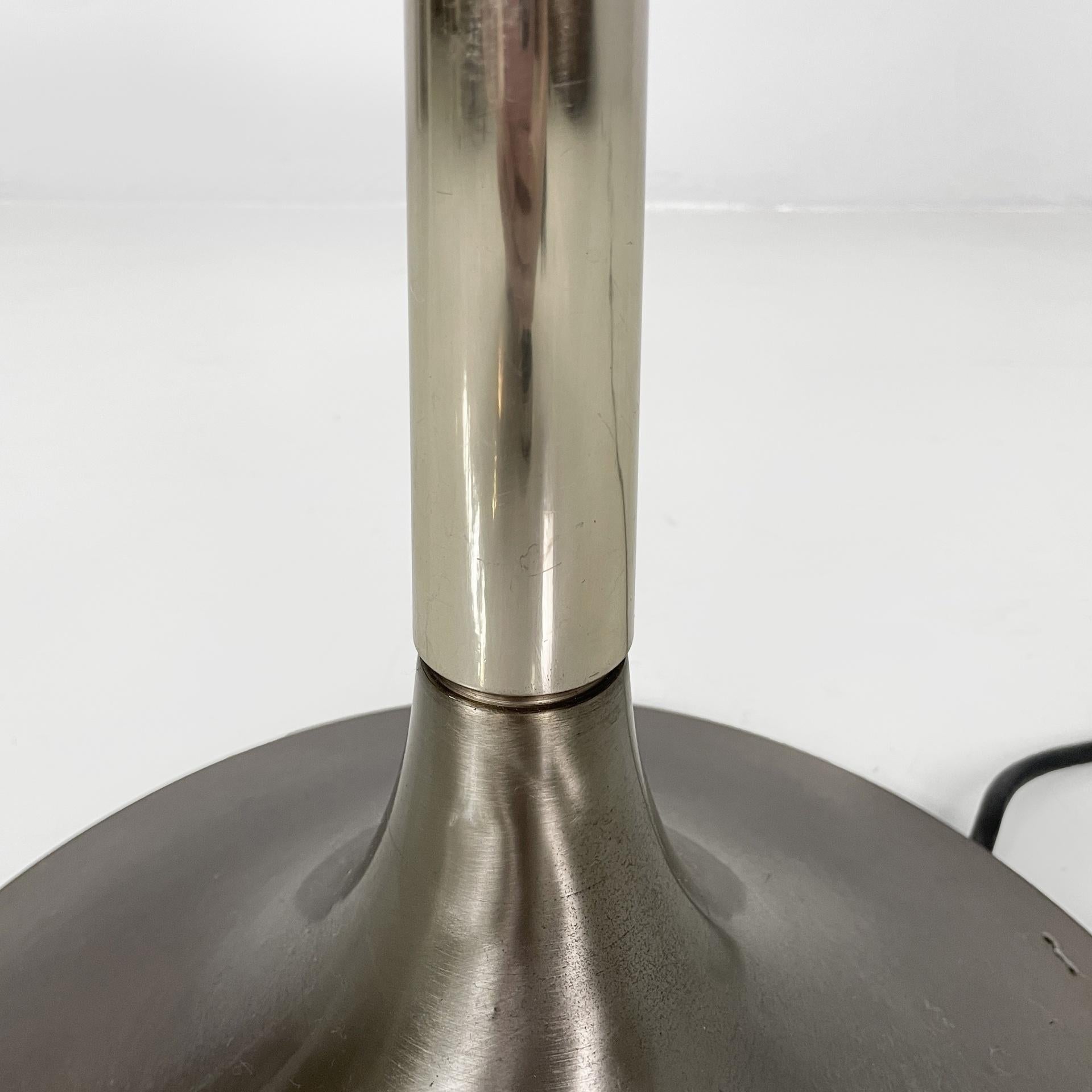 Lampadaire moderne italien en métal bruni et plexiglas blanc, années 1970. en vente 8