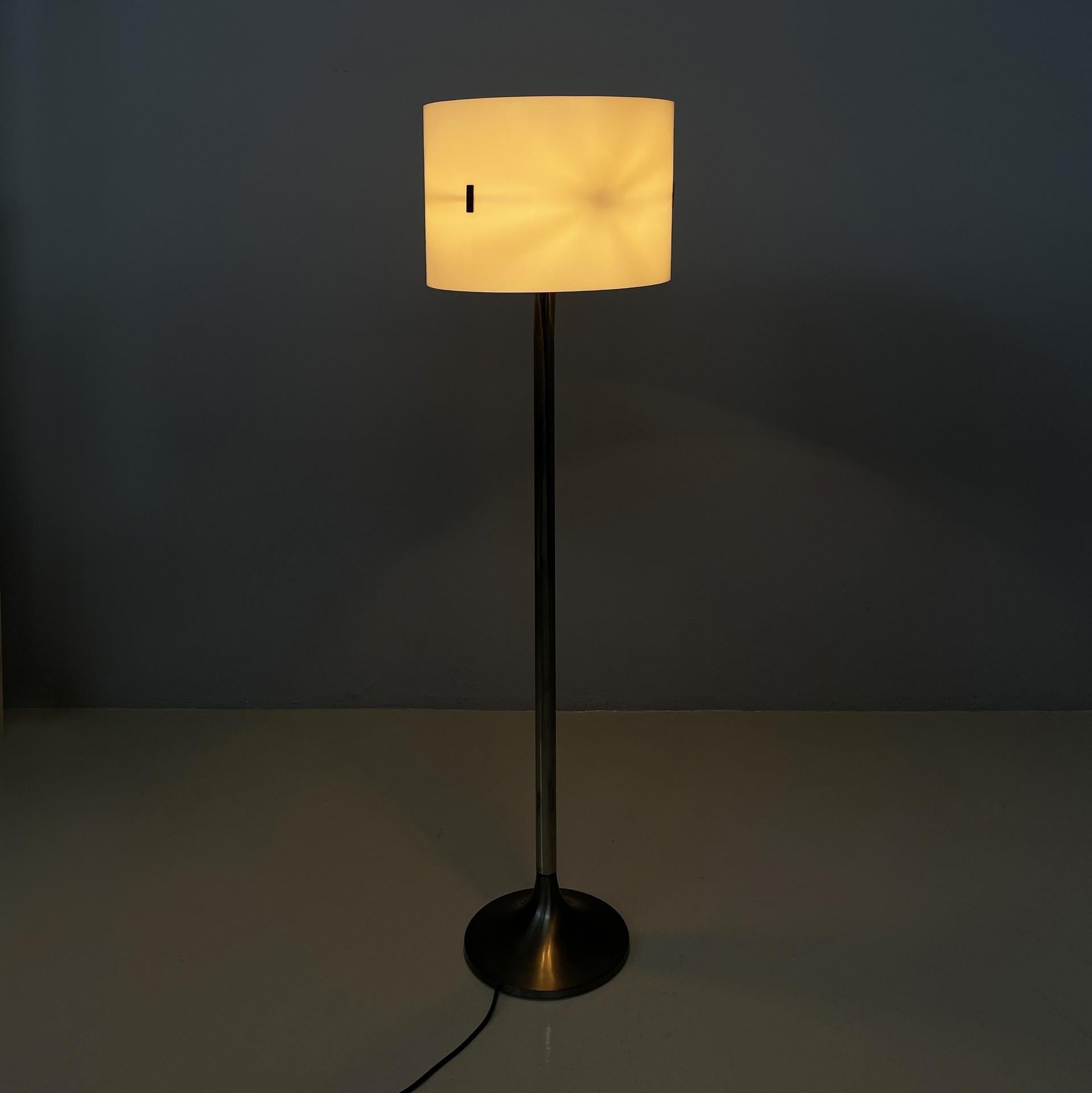Lampadaire moderne italien en métal bruni et plexiglas blanc, années 1970.
Lampadaire avec un abat-jour conique en plexiglas blanc et des inserts rectangulaires en métal bruni. La structure ronde est en métal bruni. La base ronde est également en