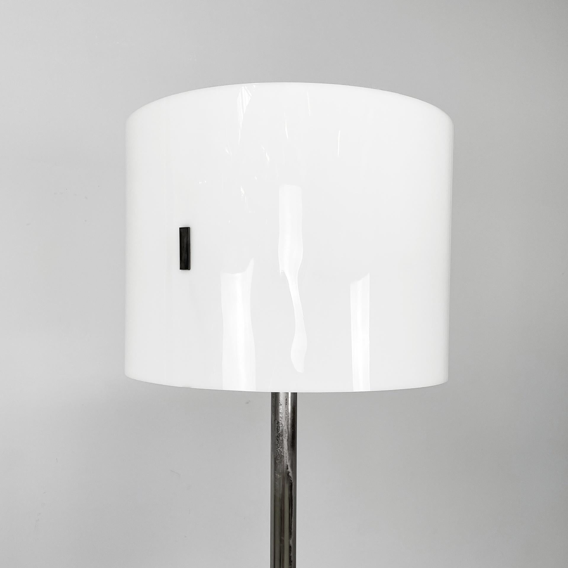 Moderne Lampadaire moderne italien en métal bruni et plexiglas blanc, années 1970. en vente