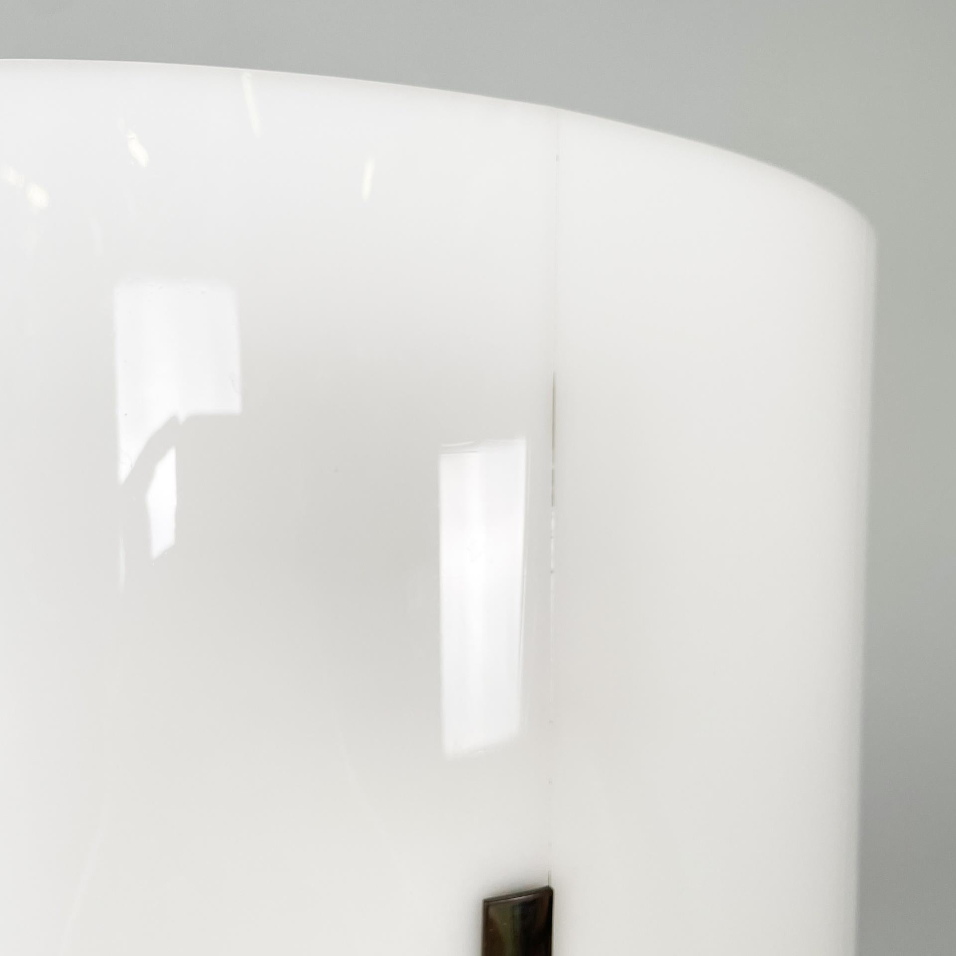 Fin du 20e siècle Lampadaire moderne italien en métal bruni et plexiglas blanc, années 1970. en vente
