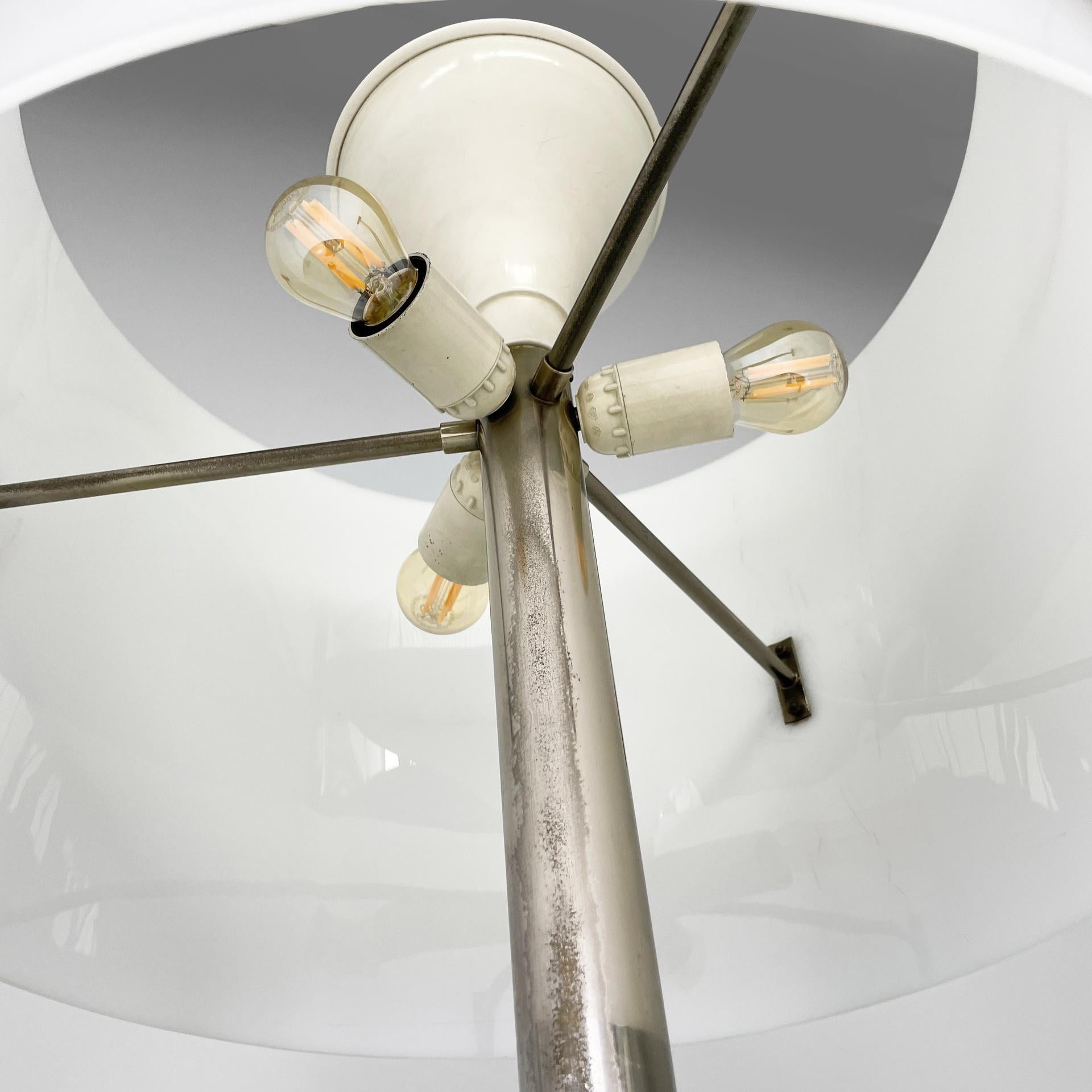Lampadaire moderne italien en métal bruni et plexiglas blanc, années 1970. en vente 2