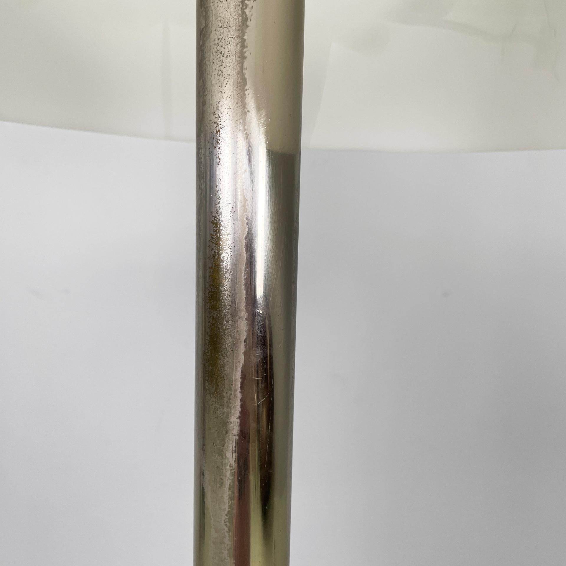 Lampadaire moderne italien en métal bruni et plexiglas blanc, années 1970. en vente 3
