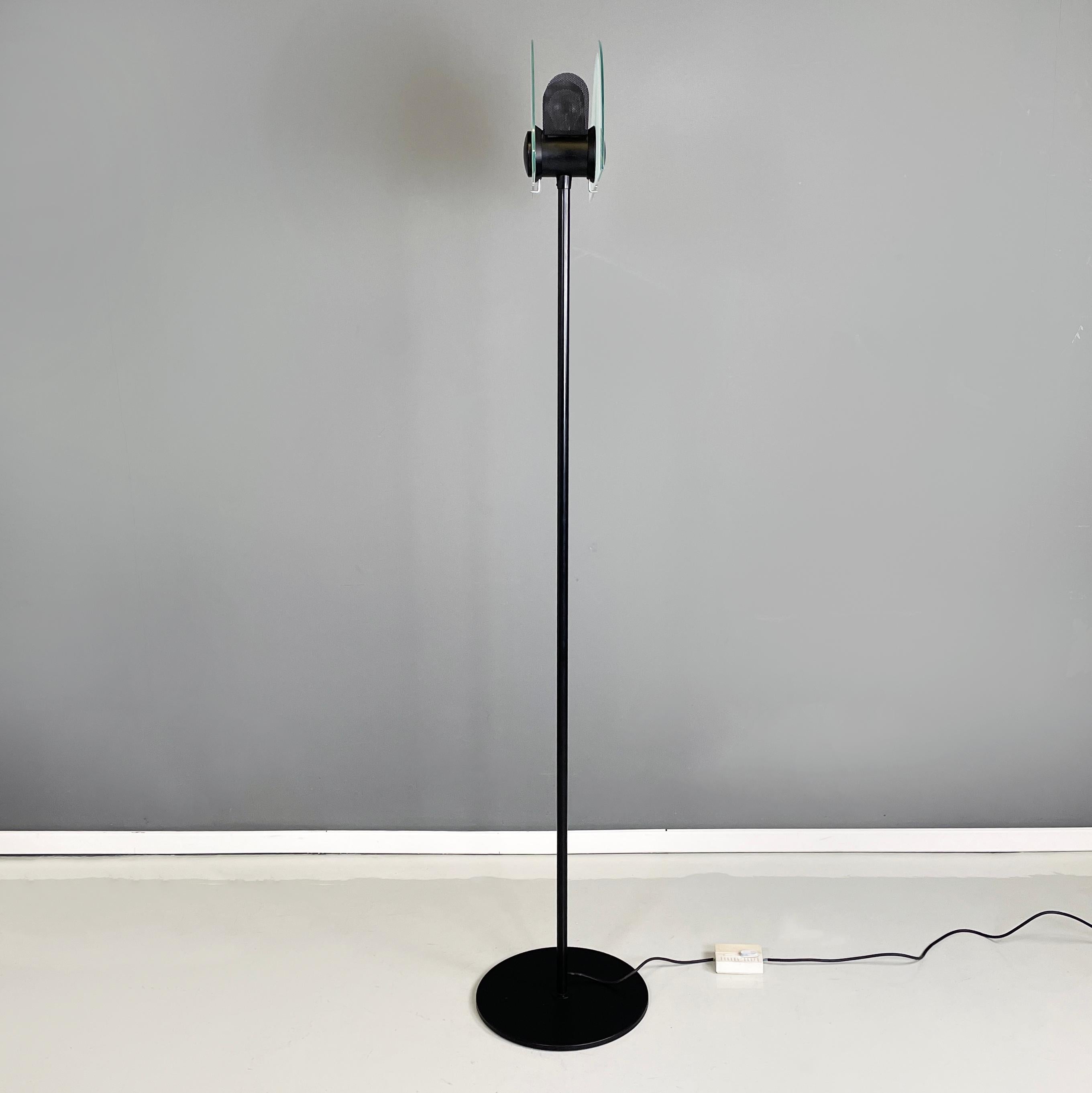 Moderne italienische Stehlampe aus mattiertem Glas und schwarzem Metall, 1980er Jahre (Late 20th Century) im Angebot