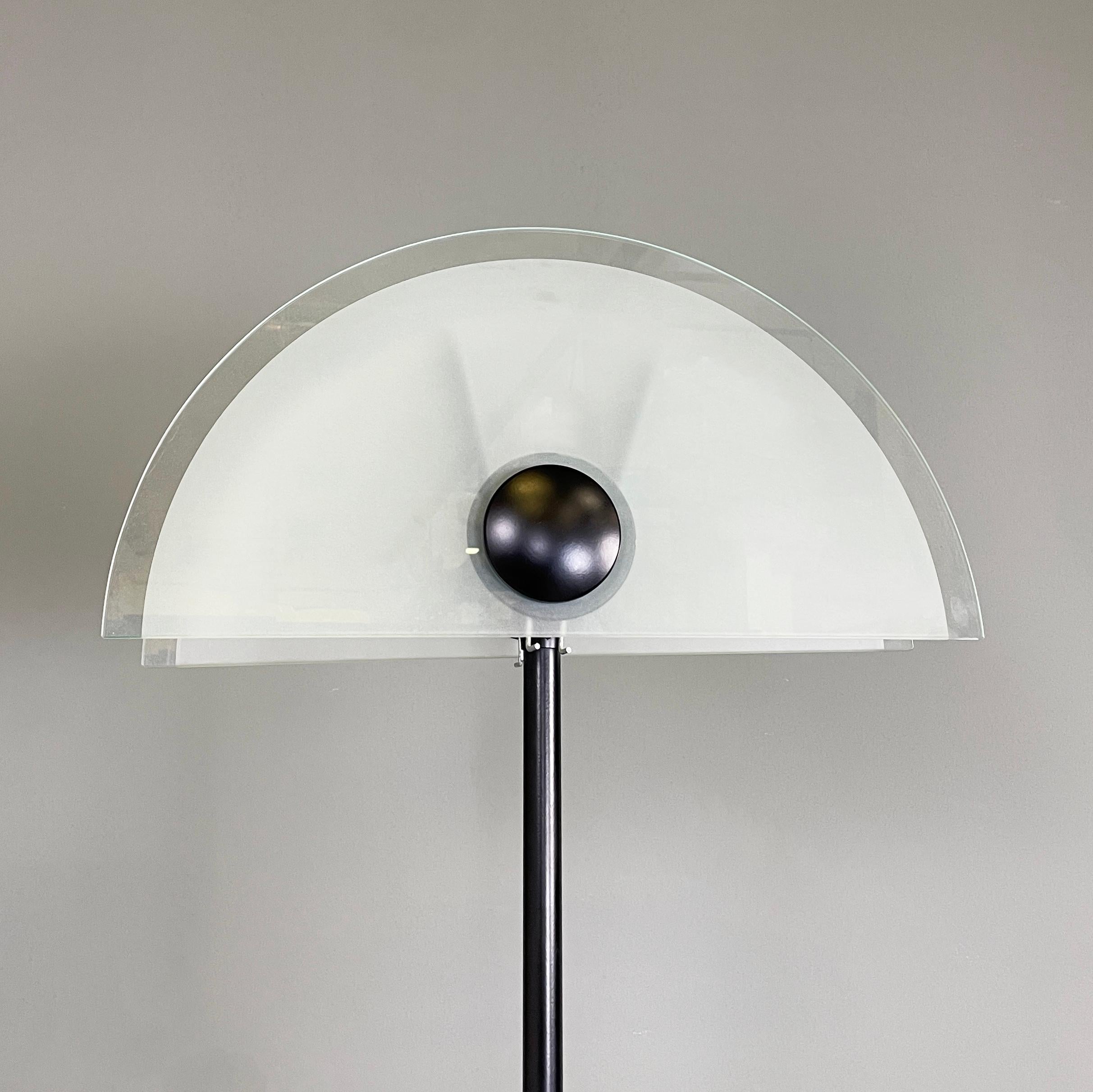 Moderne italienische Stehlampe aus mattiertem Glas und schwarzem Metall, 1980er Jahre im Angebot 1