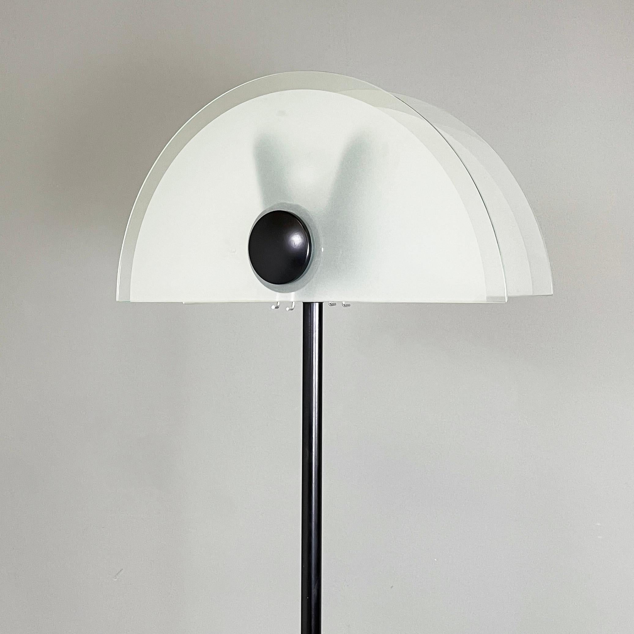 Moderne italienische Stehlampe aus mattiertem Glas und schwarzem Metall, 1980er Jahre im Angebot 2