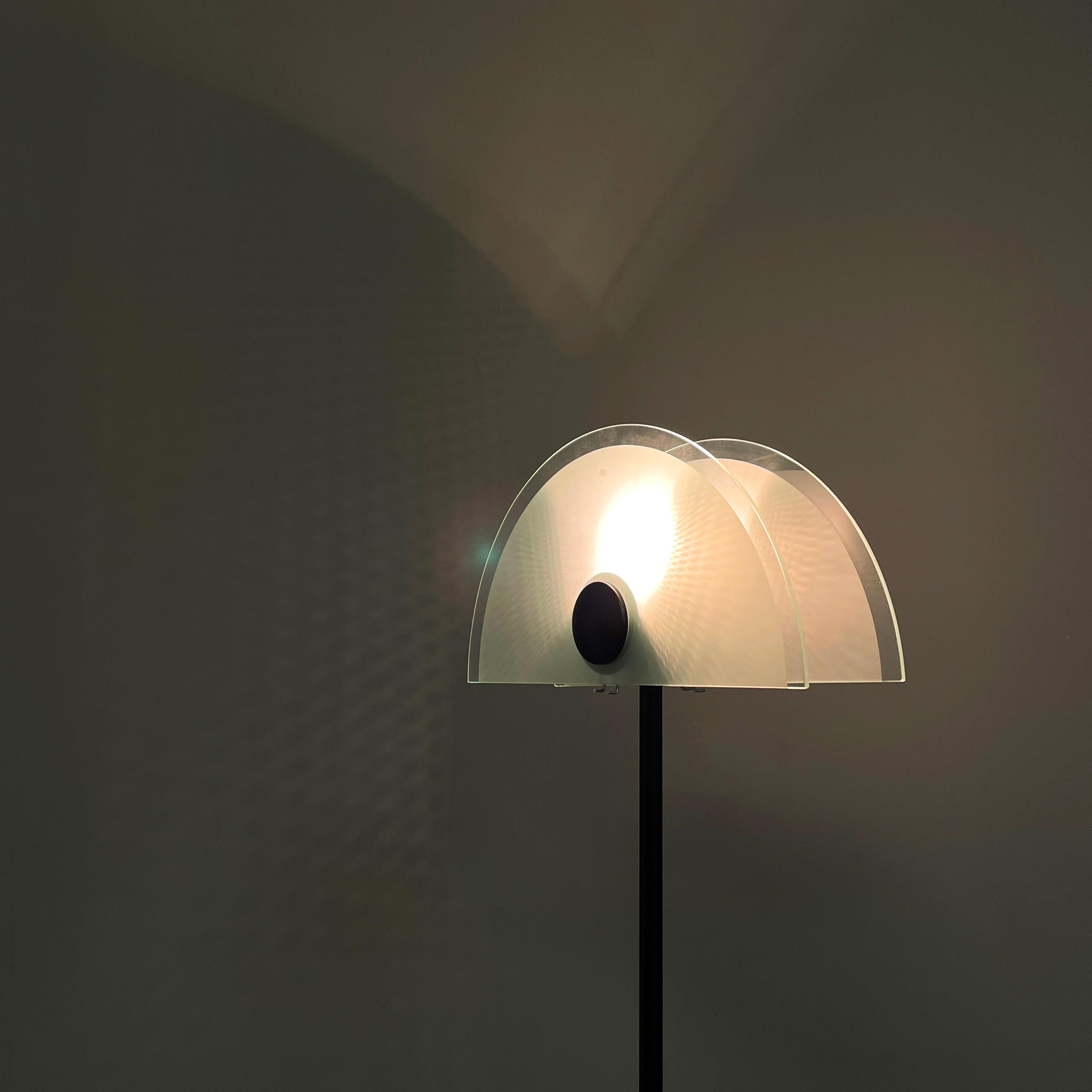 Moderne italienische Stehlampe aus mattiertem Glas und schwarzem Metall, 1980er Jahre im Angebot 3
