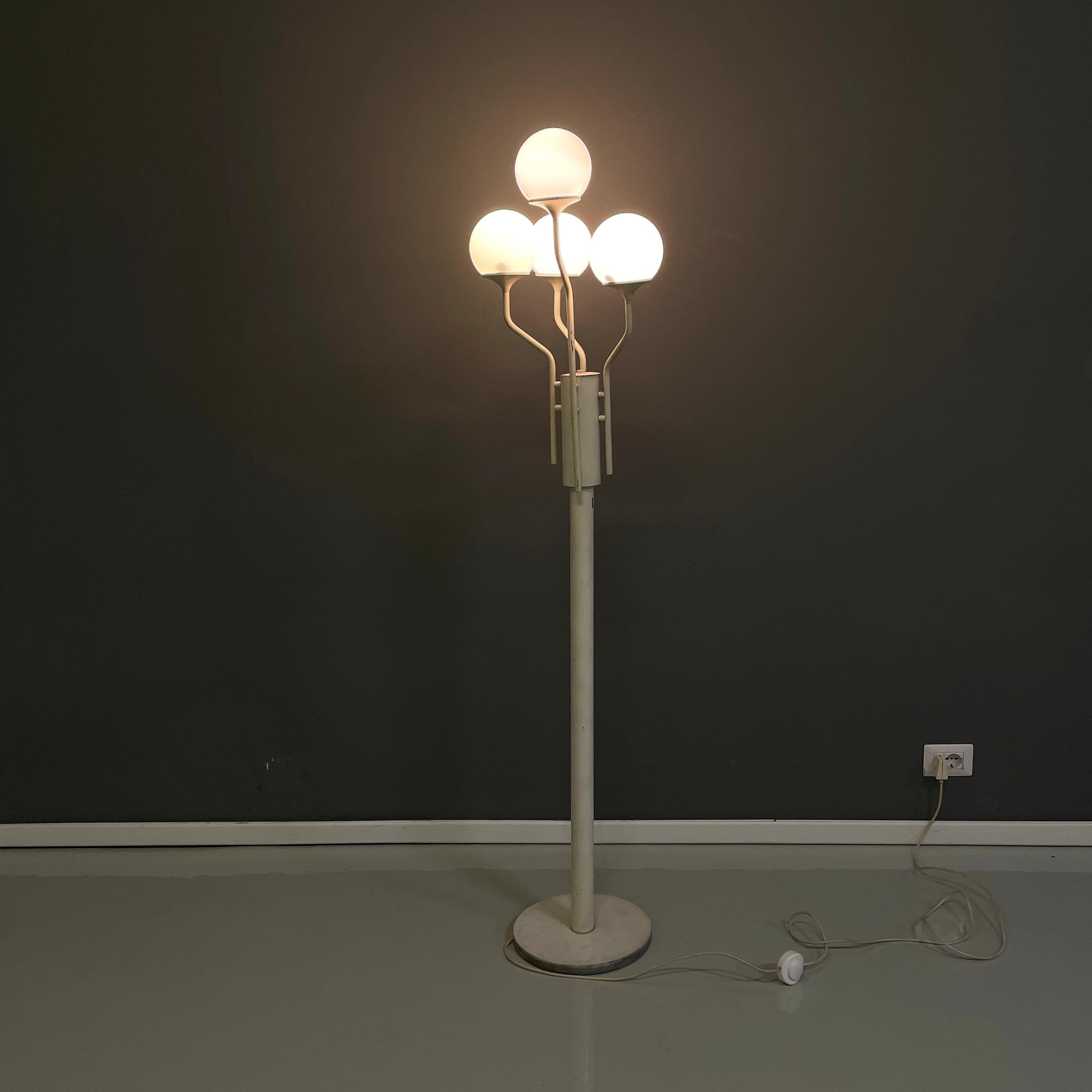Italian modern floor lamp in opaline glass and white metal, 1980s
Floor lamp with 4 lights in white painted metal. The 4 spherical diffusers are made of opaline glass, each positioned at the end of a white metal rod arm. The 4 arms join at the