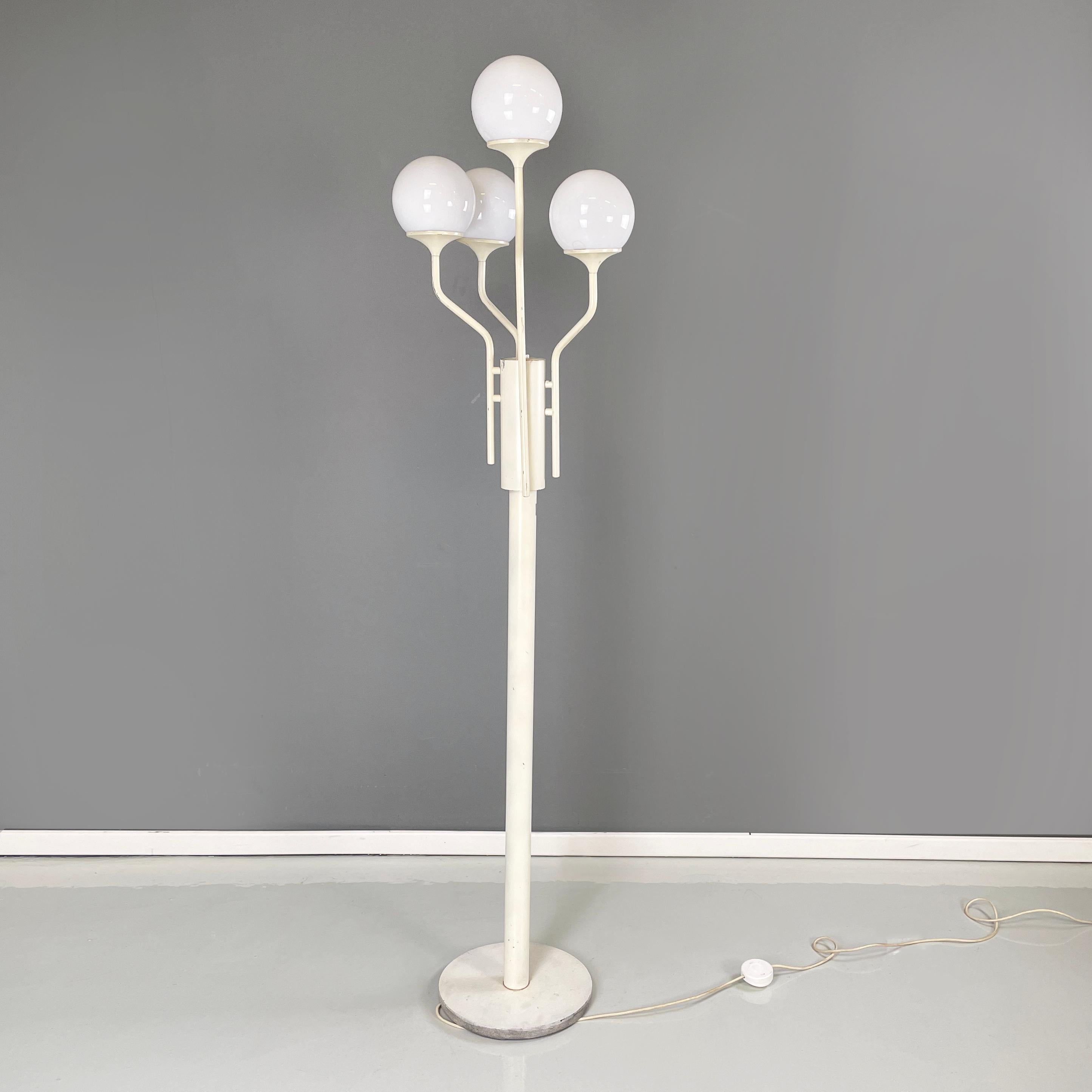 Italian modern floor lamp in opaline glass and white metal, 1980s In Good Condition For Sale In MIlano, IT