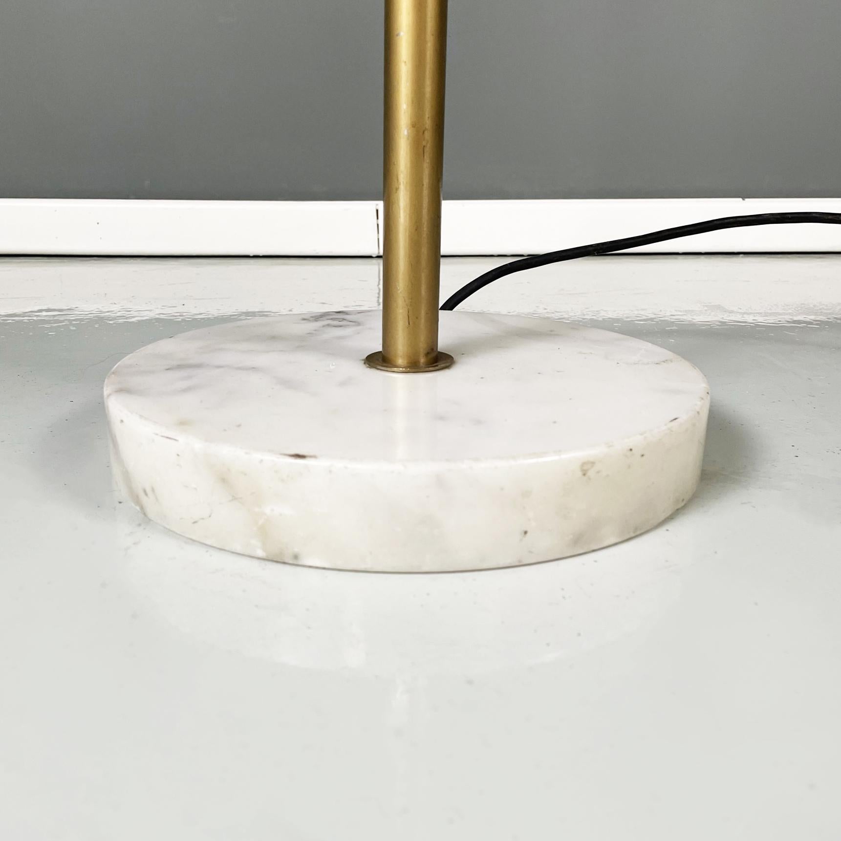 Lámpara de pie moderna italiana de plexiglás opalino, mármol y metal dorado, años 70 en venta 5